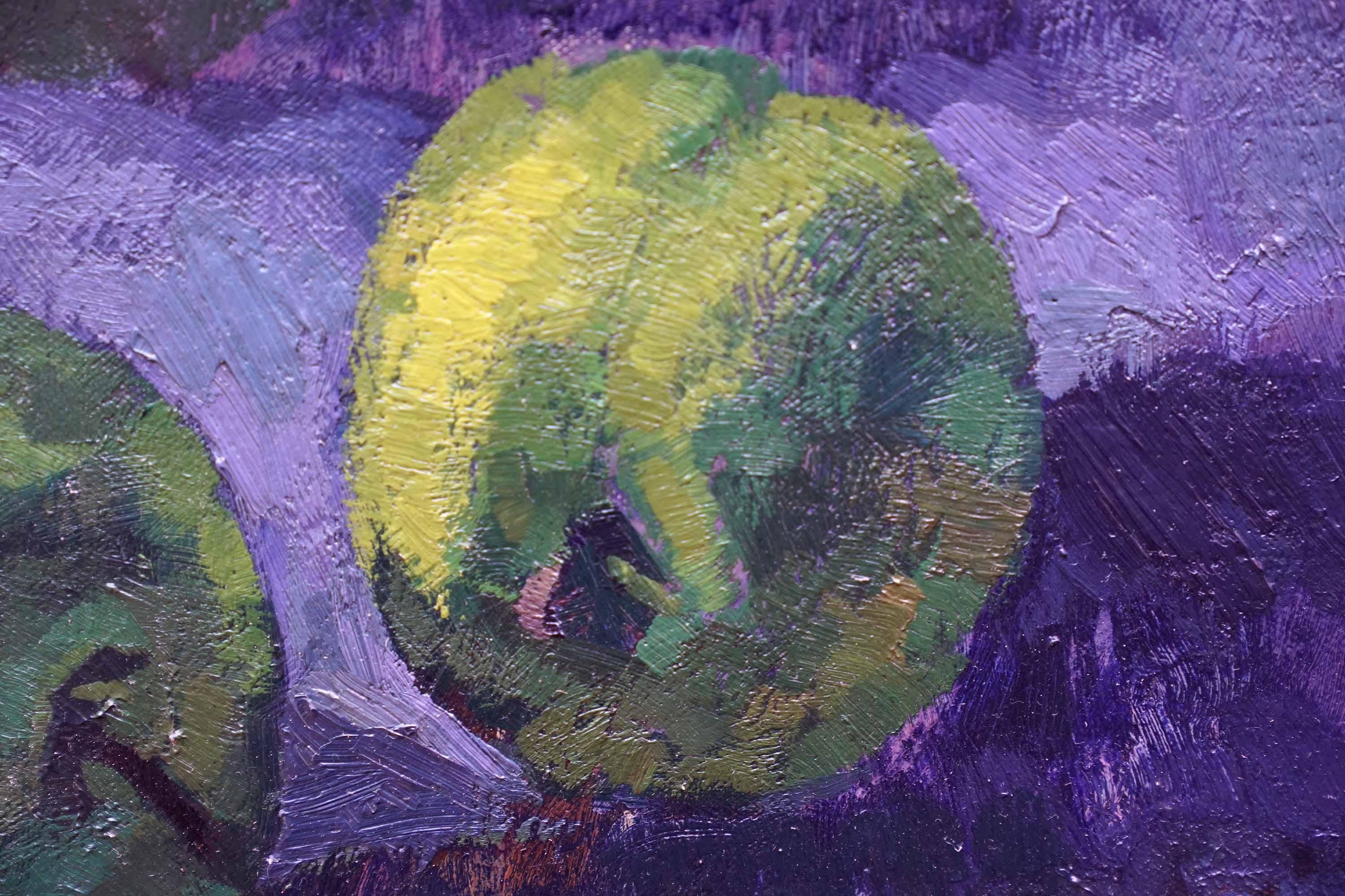 Dieses schöne britische postimpressionistische Stillleben ist ein Ölgemälde des Künstlers Peter Field. Cirka 1955 auf Leinwand gemalt, zeigt es ein Stillleben mit grünen Äpfeln, von denen einer geschält ist und ein Messer daneben liegt, auf blauem