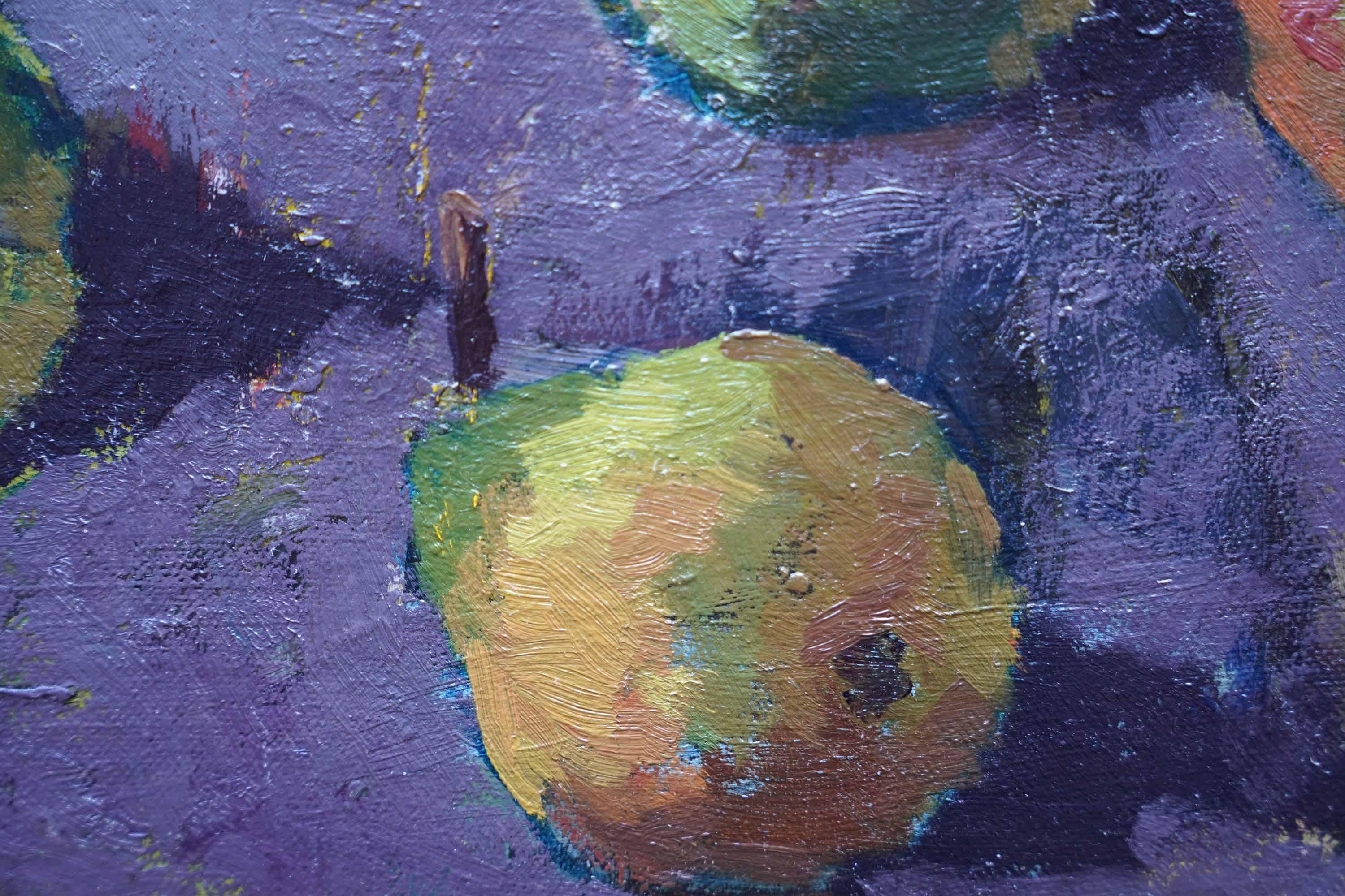 Dieses schöne britische postimpressionistische Stillleben ist ein Ölgemälde des Künstlers Peter Field. Das um 1955 auf Karton gemalte Bild zeigt ein Stillleben mit Birnen auf violettem Hintergrund. Es hat Anklänge an Cezanne oder Matisse. Die Birnen