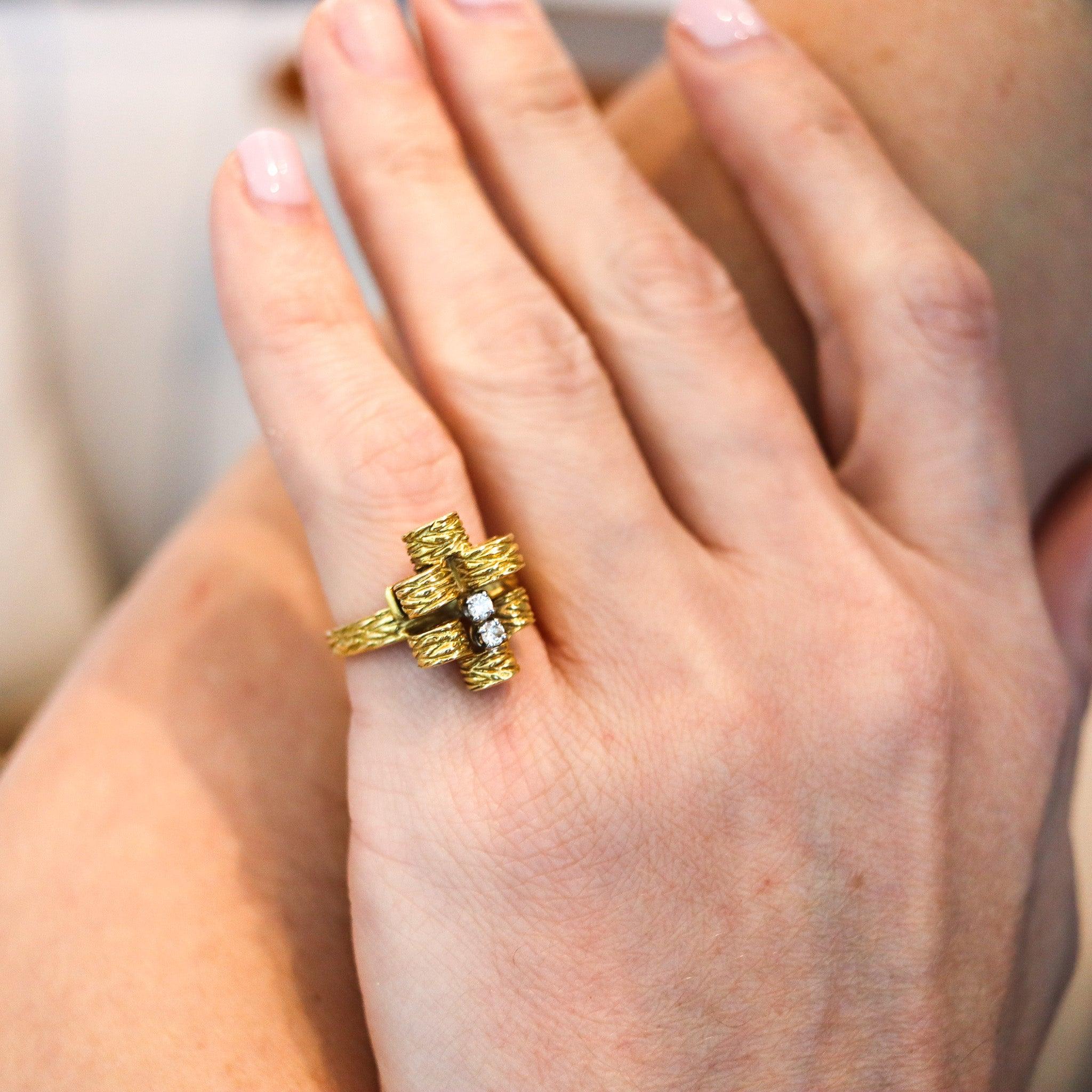 Cocktail ring designed by Peter Lindeman (1930-2024).

This is a gorgeous modernist cocktail ring, created in New York City by the artist and goldsmith Peter Lindeman, back in the 1970. The unusual ring was carefully crafted in solid yellow gold of