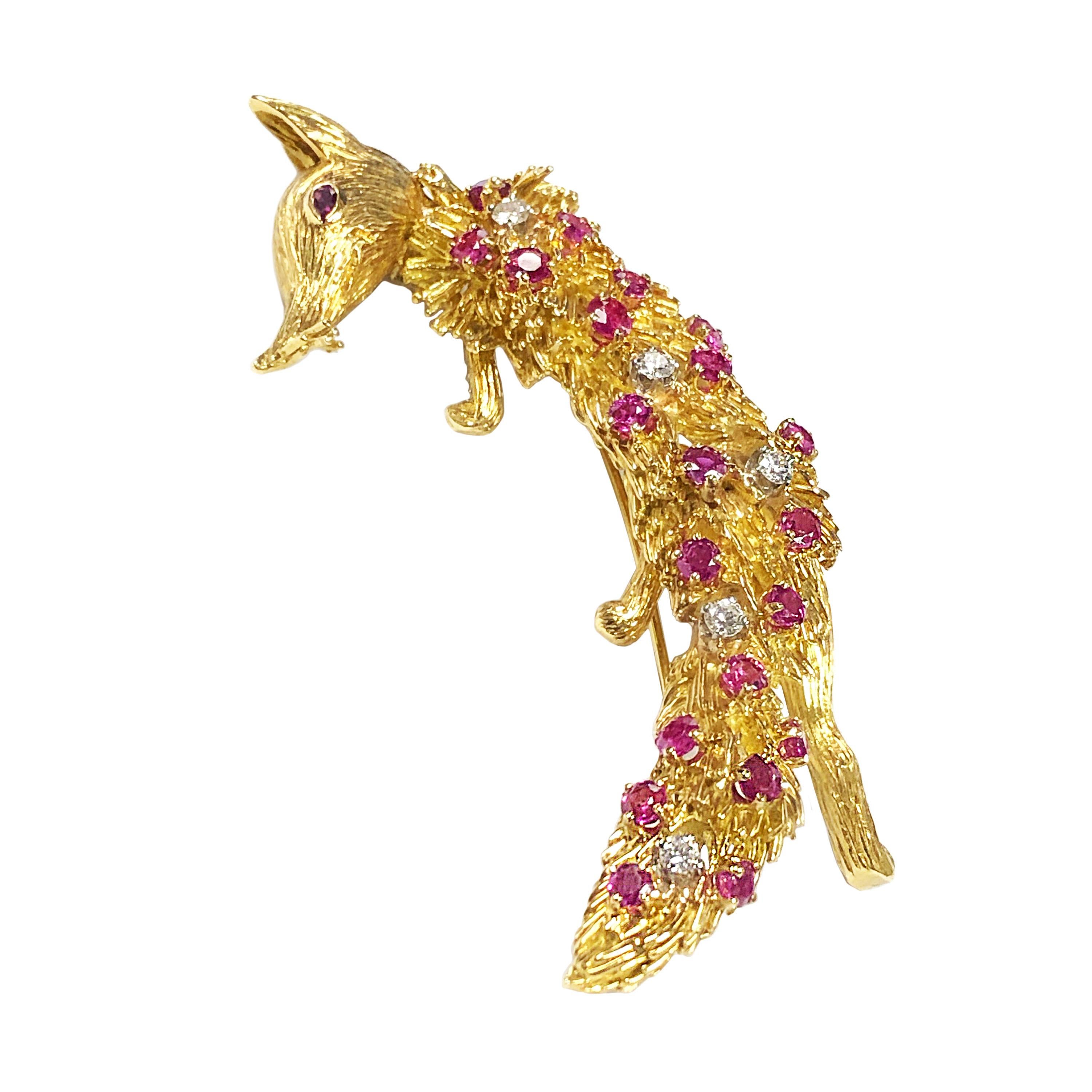 Circa 1980s Peter Linderman large and impressive 18K Yellow Gold Fox Brooch, very nicely made with fine details and set with Round Brilliant cut Diamonds totaling 1/2 carat and Very fine color Rubies totaling approximately 1 carat.  Measuring 3