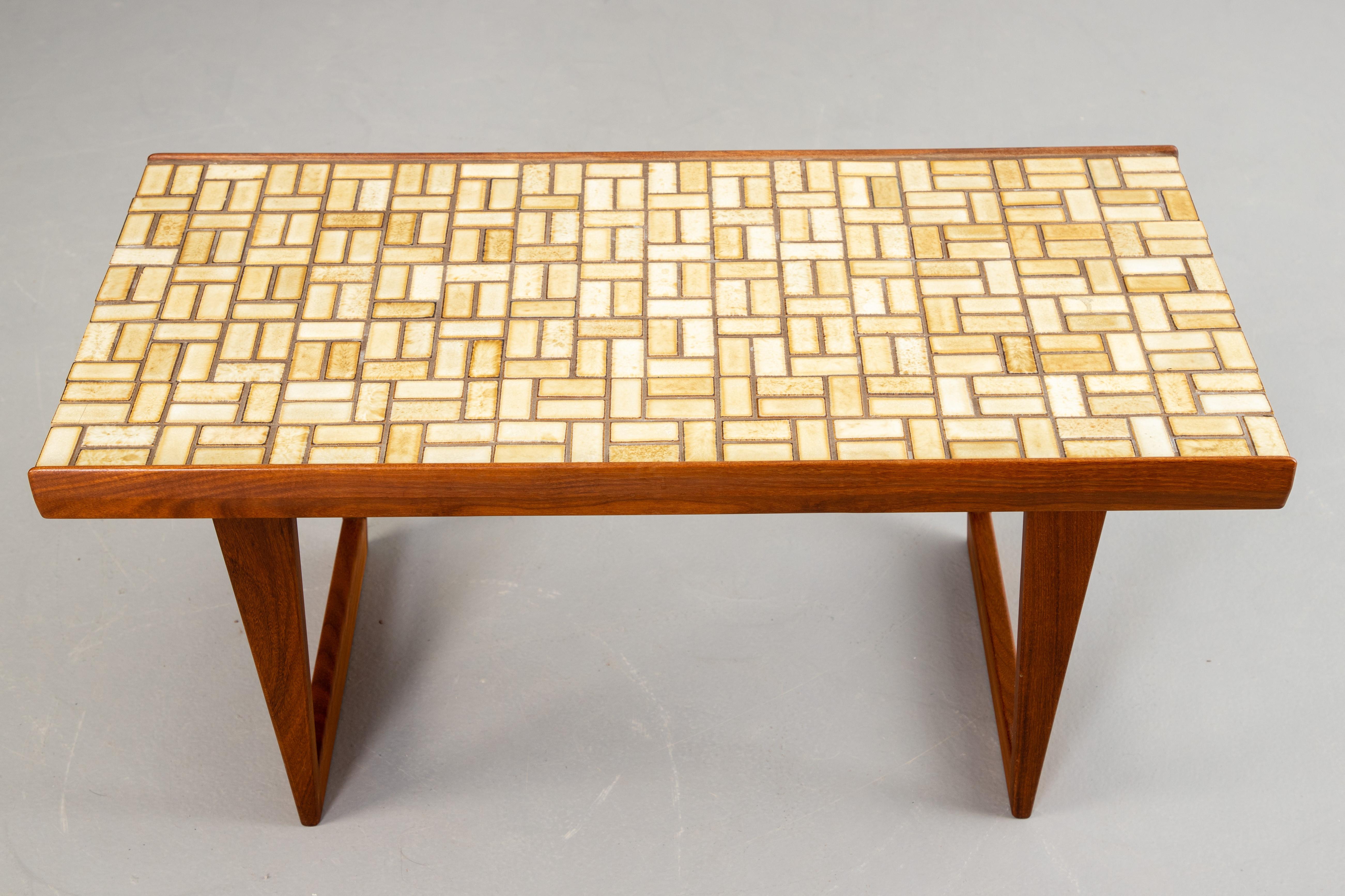 Peter Lovig coffee table teak and ceramic Denmark 1950 Stamped In Good Condition For Sale In Paris, FR