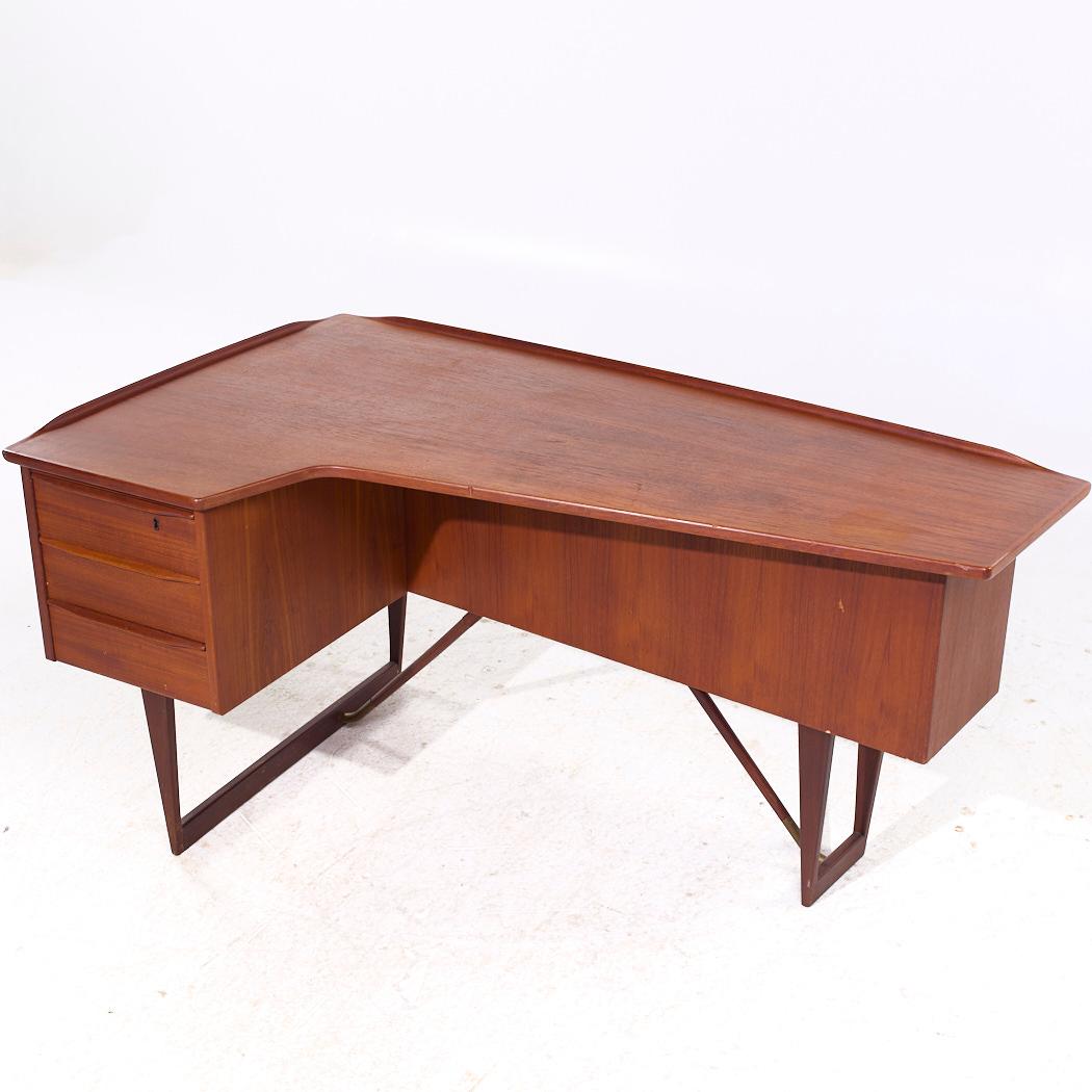Peter Lovig Mid Century Danish Teak Boomerang Desk In Good Condition For Sale In Countryside, IL