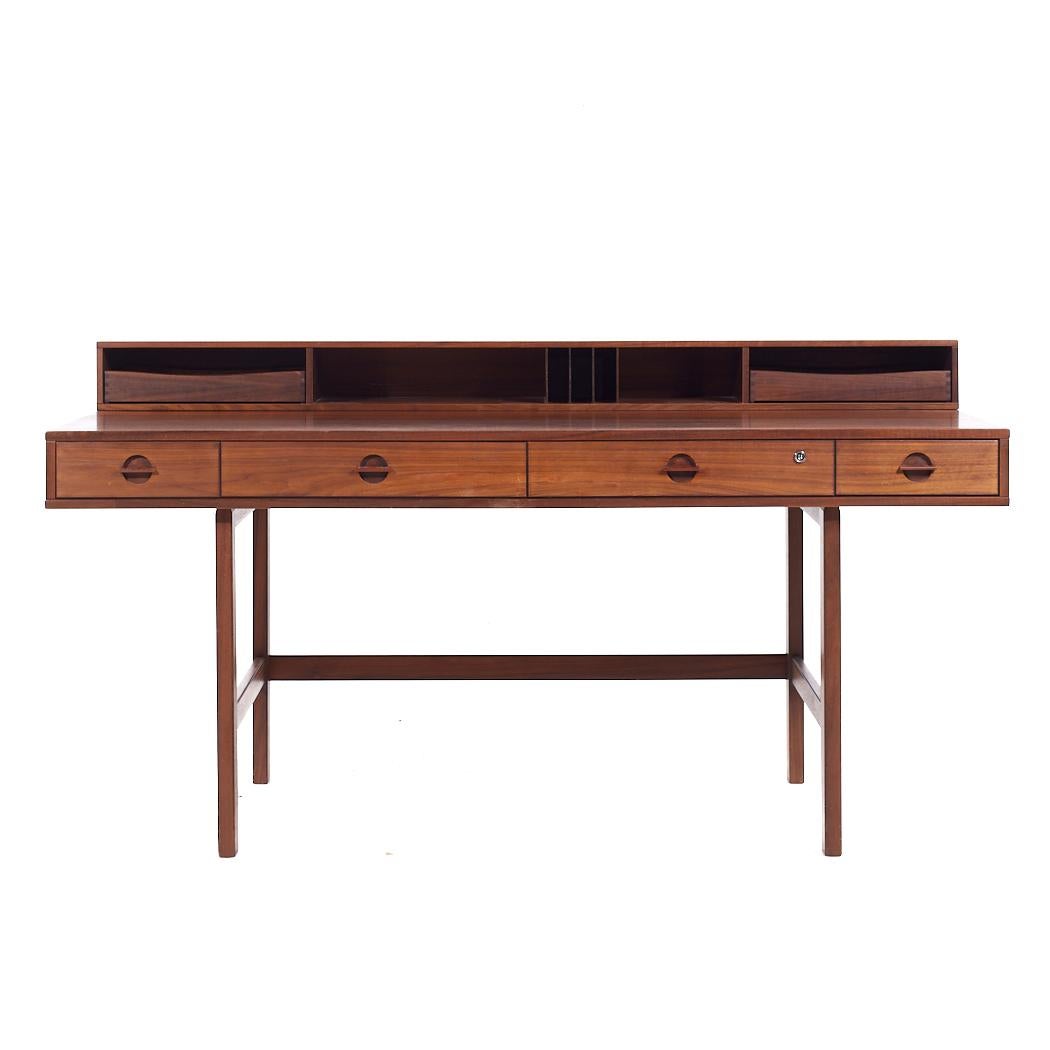 Scrivania ribaltabile in teak danese del Medioevo di Peters Lovig

Questa scrivania misura: 63,75 larghezza x 28,75 profondità x 28,75 altezza, con uno spazio per la sedia di 23,5 pollici.
Quando il ripiano ribaltabile è abbassato, la profondità è