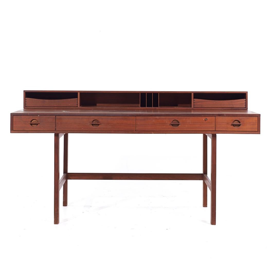 Scrivania ribaltabile in teak danese del Medioevo di Peters Lovig

Questa scrivania misura: 63,75 larghezza x 28,75 profondità x 28,75 altezza, con uno spazio per la sedia di 23,5 pollici.
Quando il ripiano ribaltabile è abbassato, la profondità è