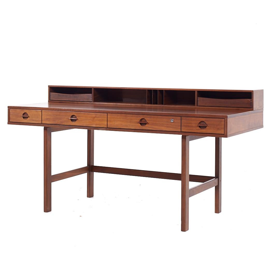Mid-Century moderno Scrivania ribaltabile in teak danese del Medioevo di Peters Lovig in vendita