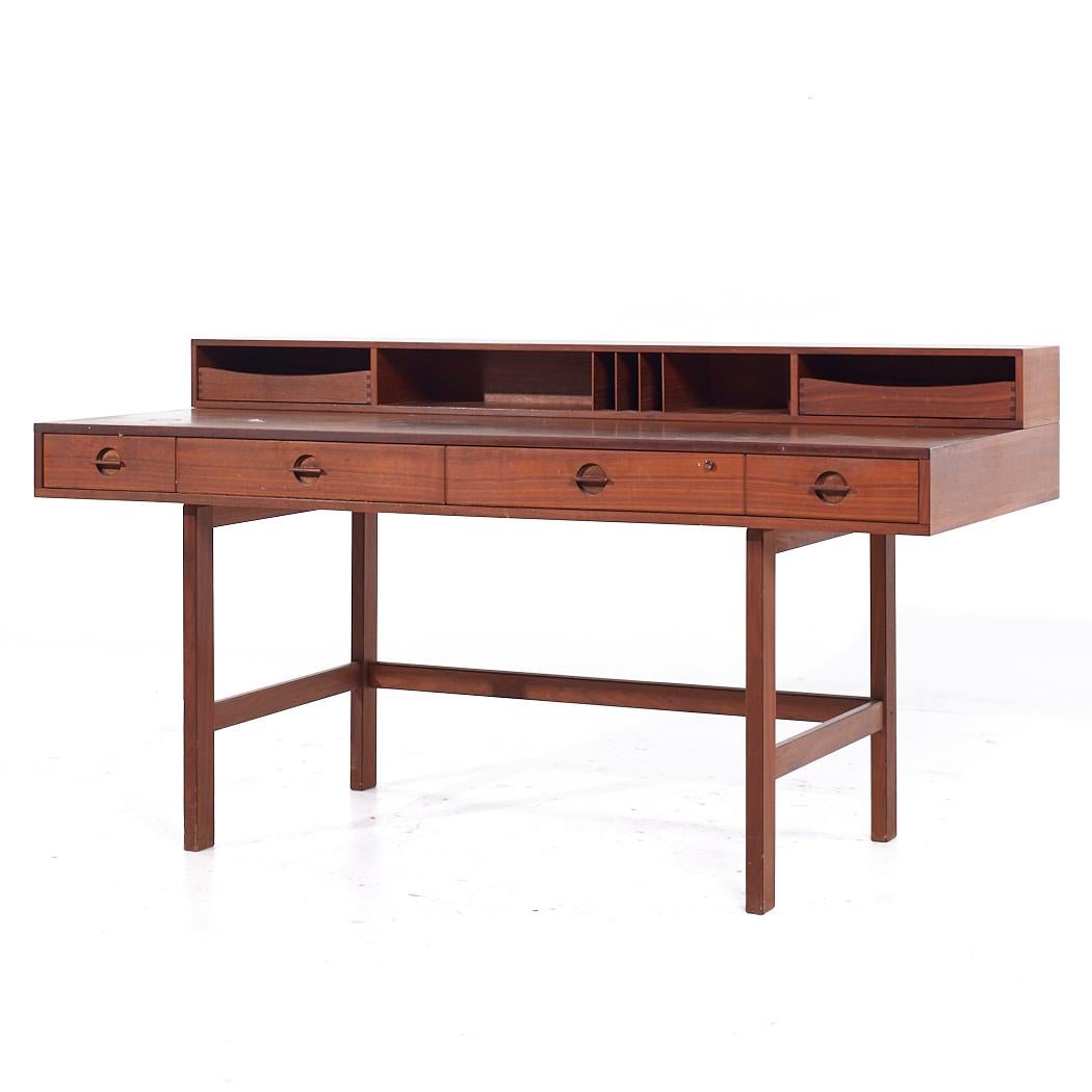 Mid-Century moderno Scrivania ribaltabile in teak danese del Medioevo di Peters Lovig in vendita