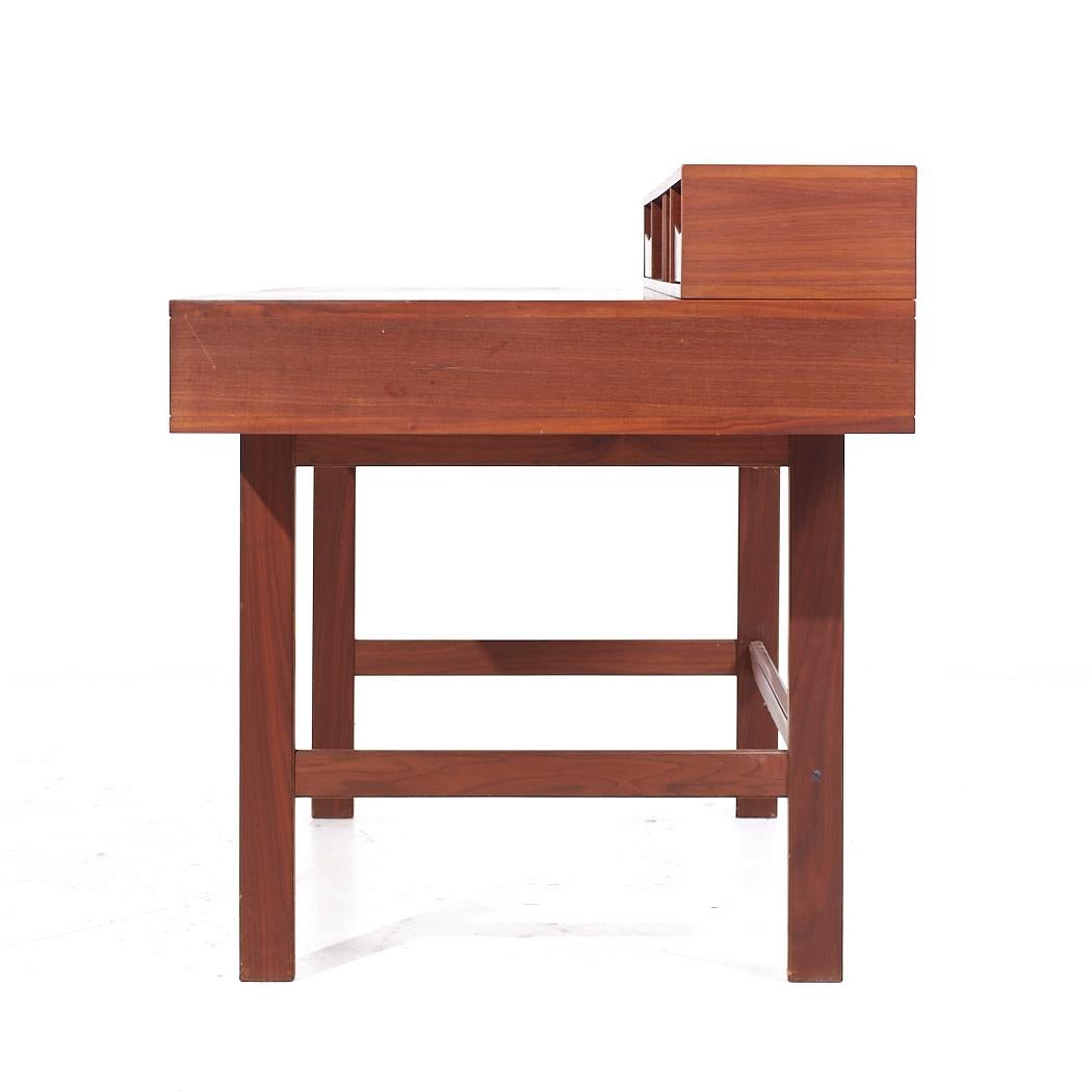 Fine XX secolo Scrivania ribaltabile in teak danese del Medioevo di Peters Lovig in vendita