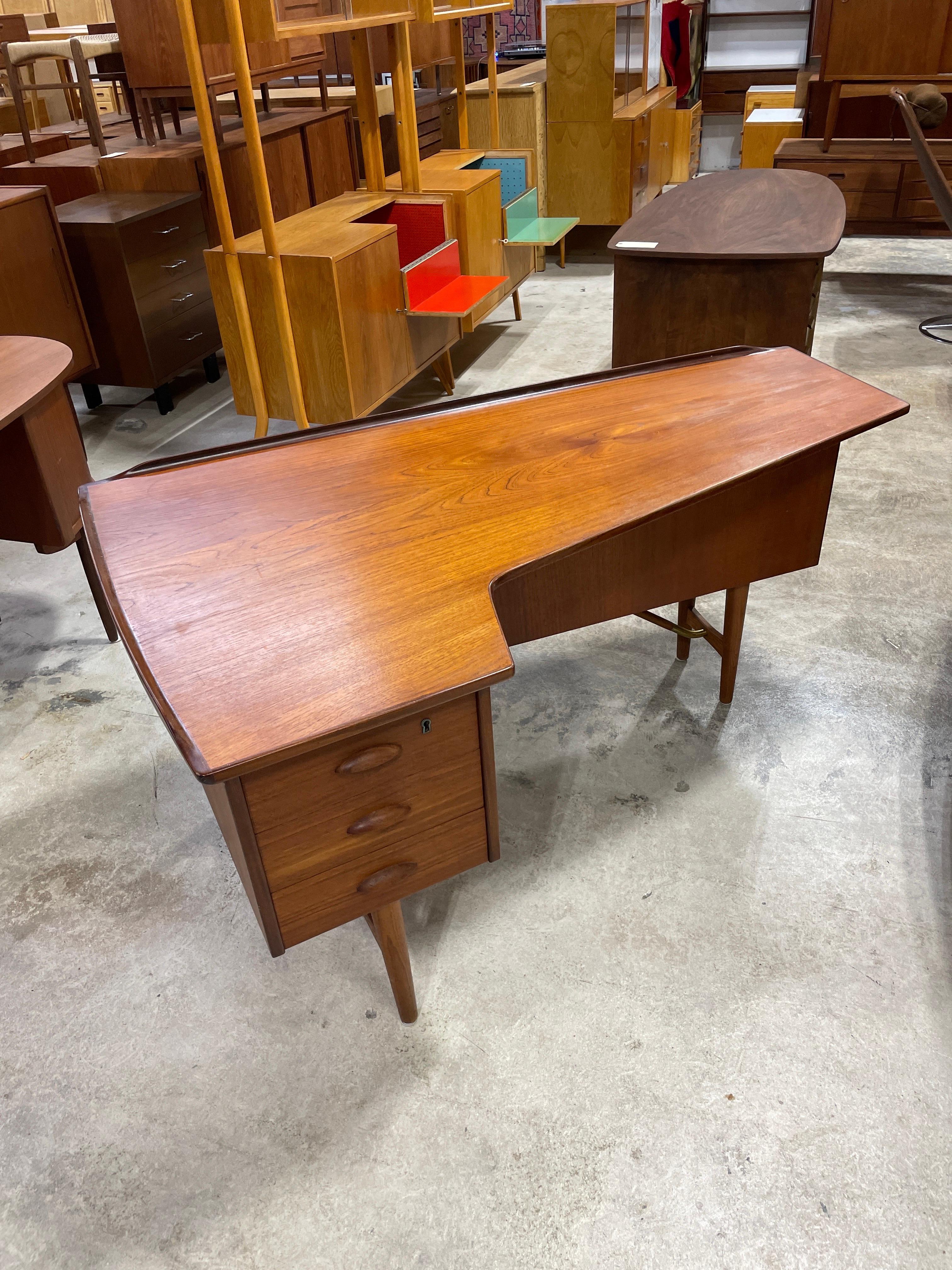 Peter Lovig Nielsen “Boomerang” Danish Modern Desk In Good Condition For Sale In Fort Lauderdale, FL
