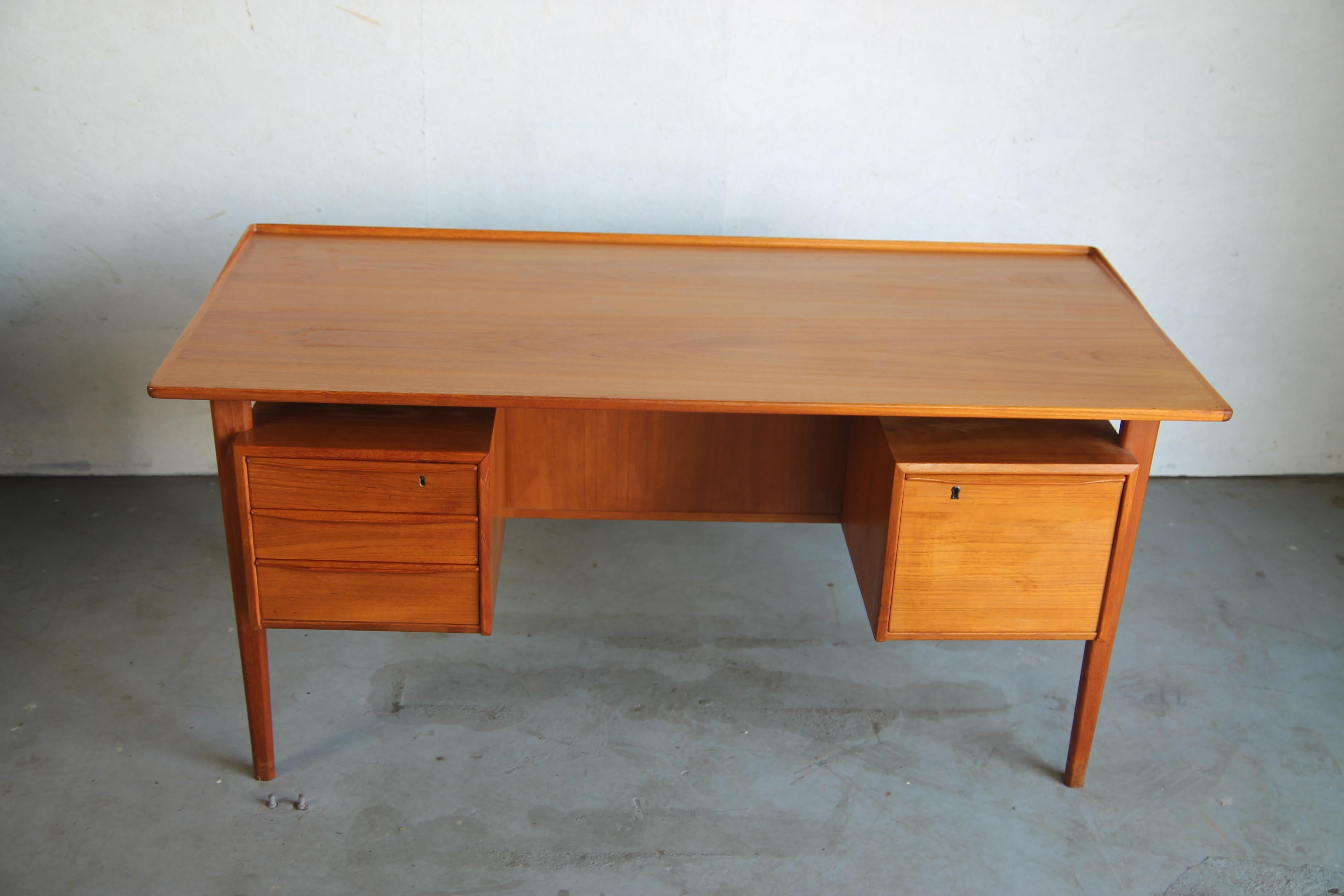 peter lovig desk