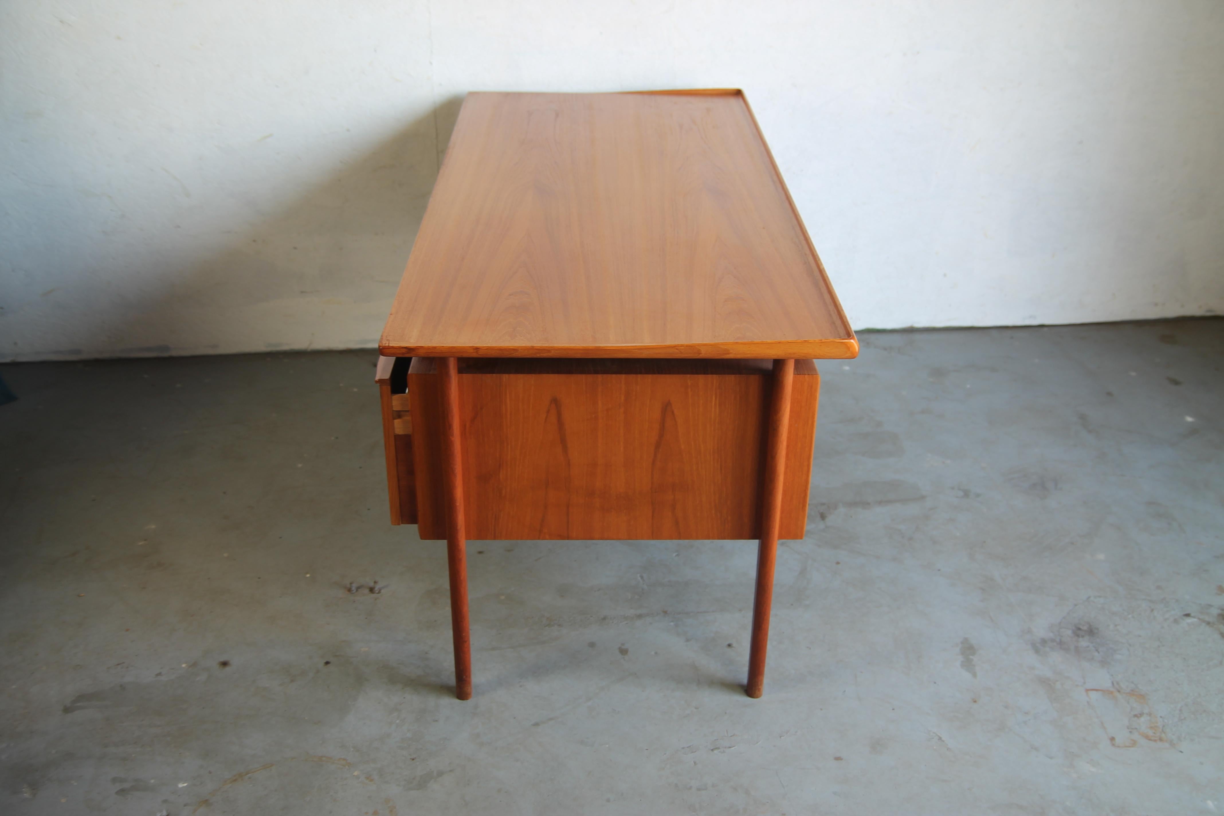 Peter Lovig Nielsen Floating Desk In Good Condition In Asbury Park, NJ
