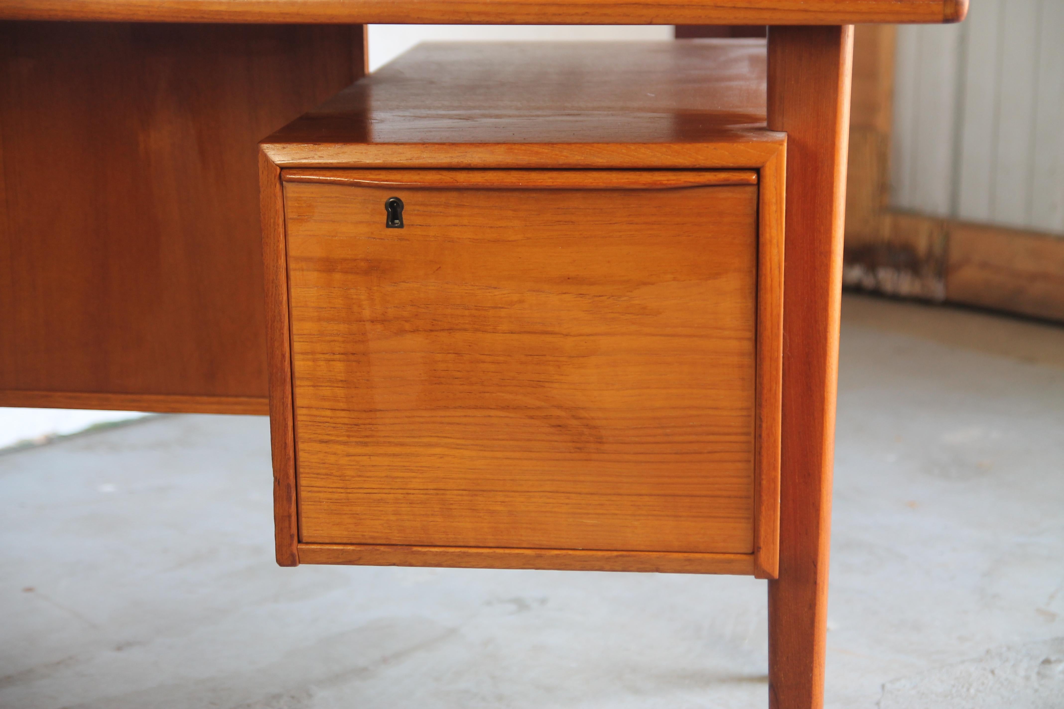 Peter Lovig Nielsen Floating Desk 1