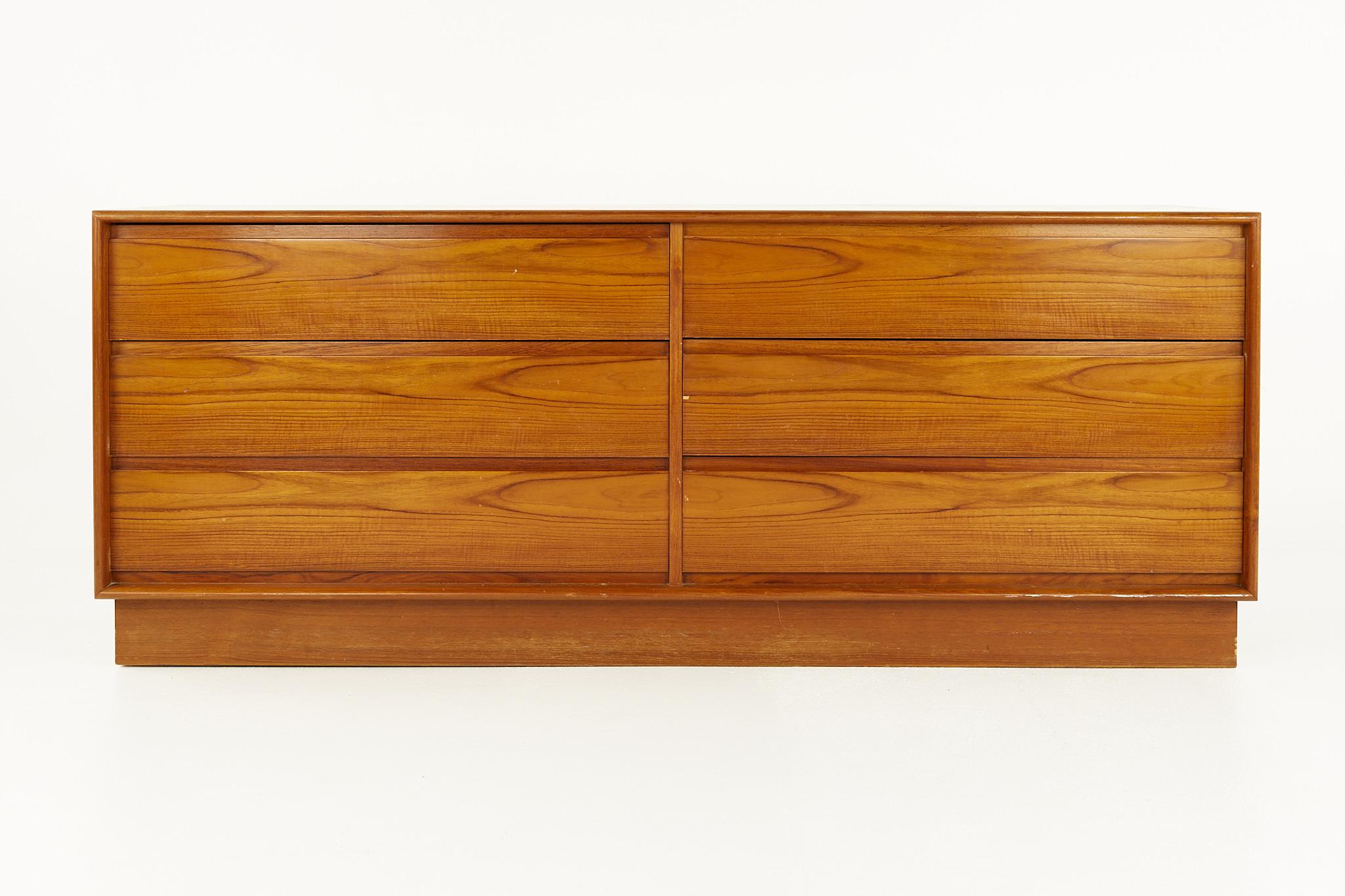 Peter Lovig Nielsen mid century danish teak 6-drawer lowboy dresser

This dresser measures: 71.5 wide x 19 deep x 28.25 inches high

?All pieces of furniture can be had in what we call restored vintage condition. That means the piece is restored