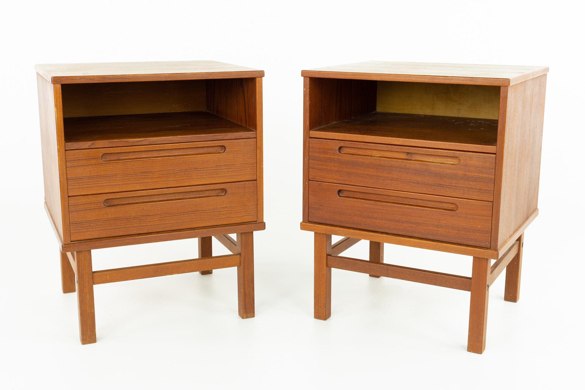 Peter Lovig Nielsen mid century teak nightstands - Pair

These nightstands measure: 19.5 wide x 17.25 deep x 25.25 inches high

?All pieces of furniture can be had in what we call restored vintage condition. That means the piece is restored upon