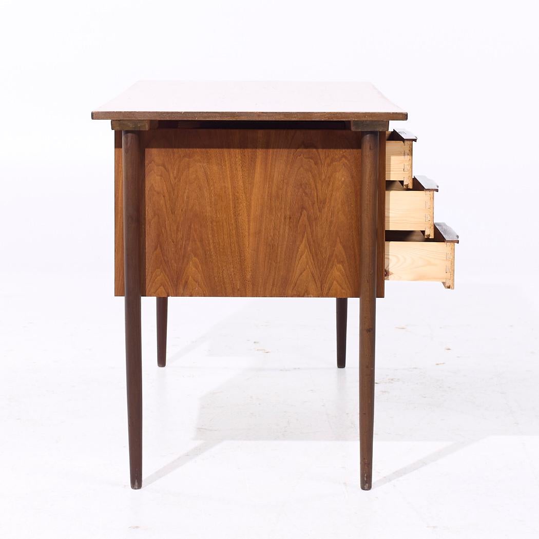 Peter Lovig Style Mid Century Danish Teak Desk In Good Condition For Sale In Countryside, IL