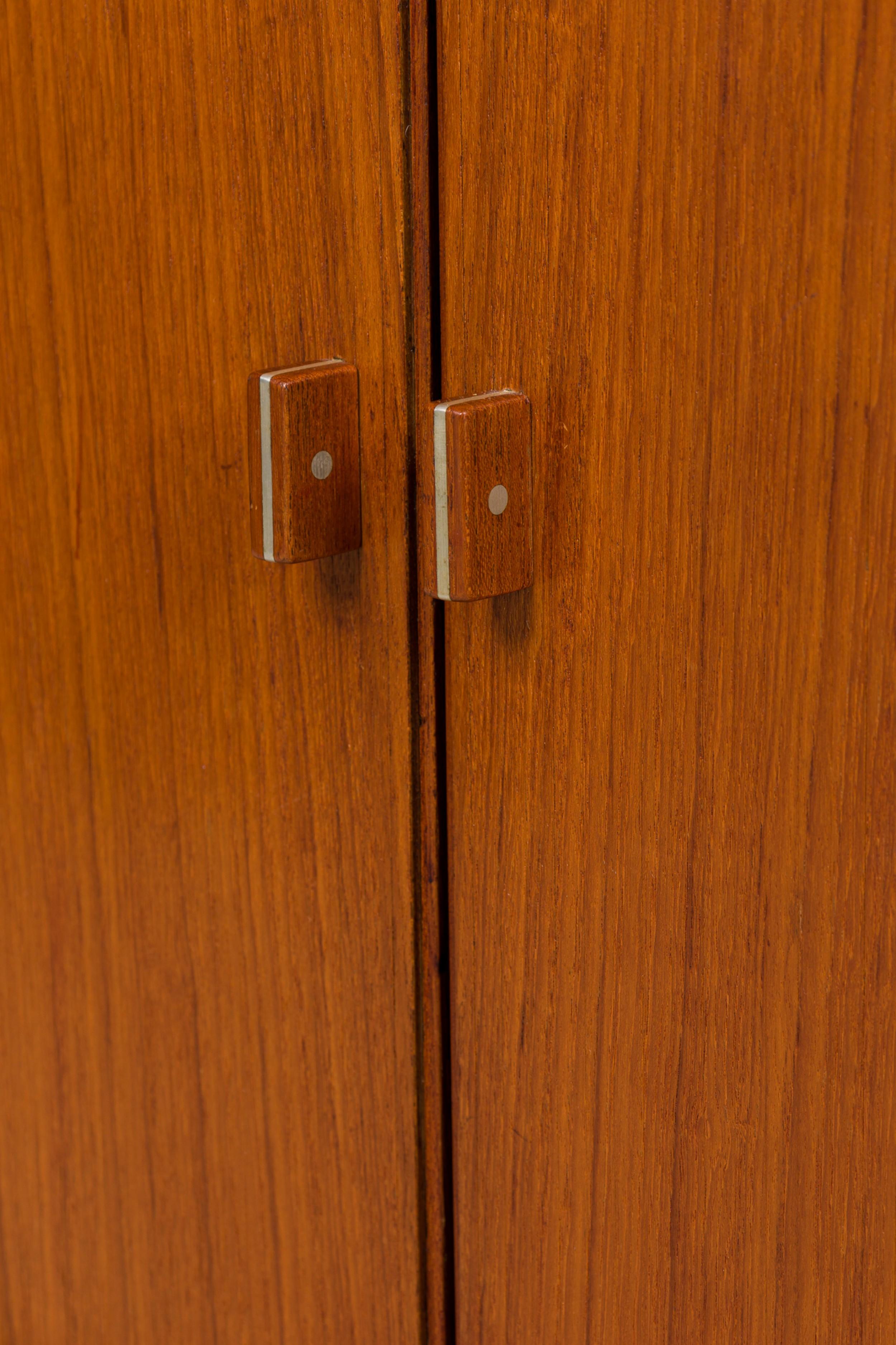 Peters Løvig, mobile server danese di metà secolo con porta a tamburo in legno  / Credenza in vendita 3