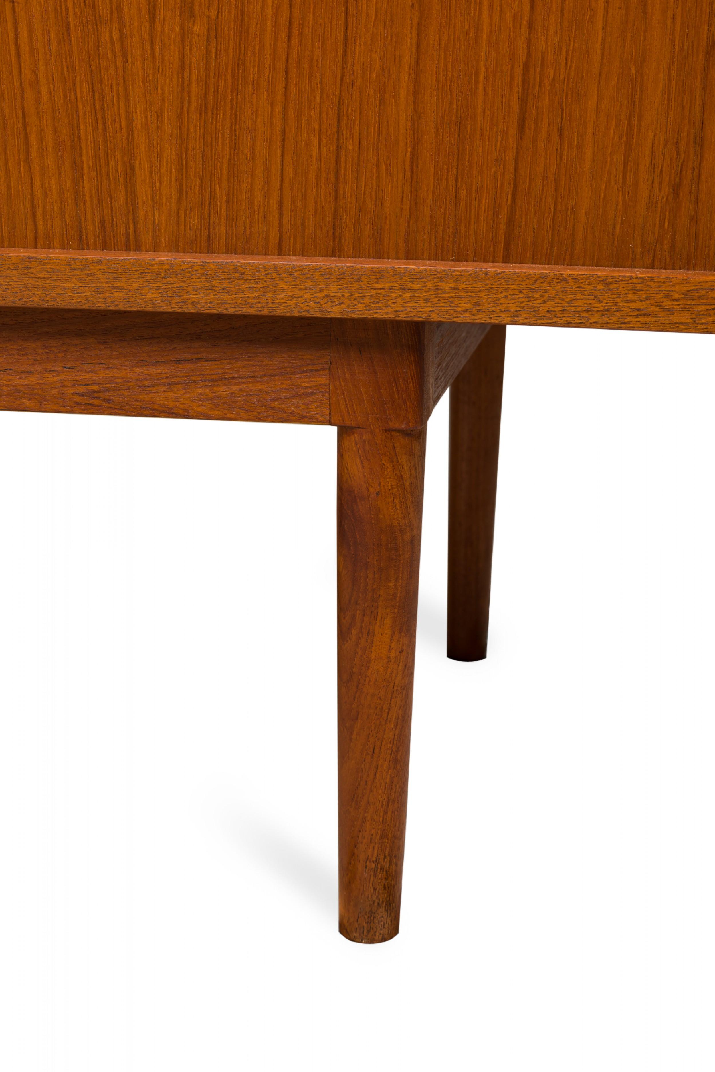 Peters Løvig, mobile server danese di metà secolo con porta a tamburo in legno  / Credenza in vendita 4