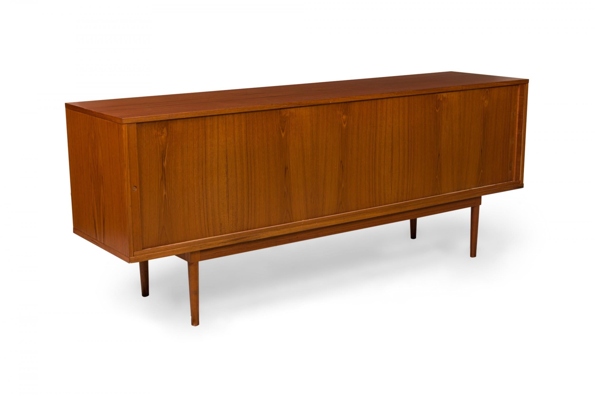 Peters Løvig, mobile server danese di metà secolo con porta a tamburo in legno  / Credenza in vendita 6
