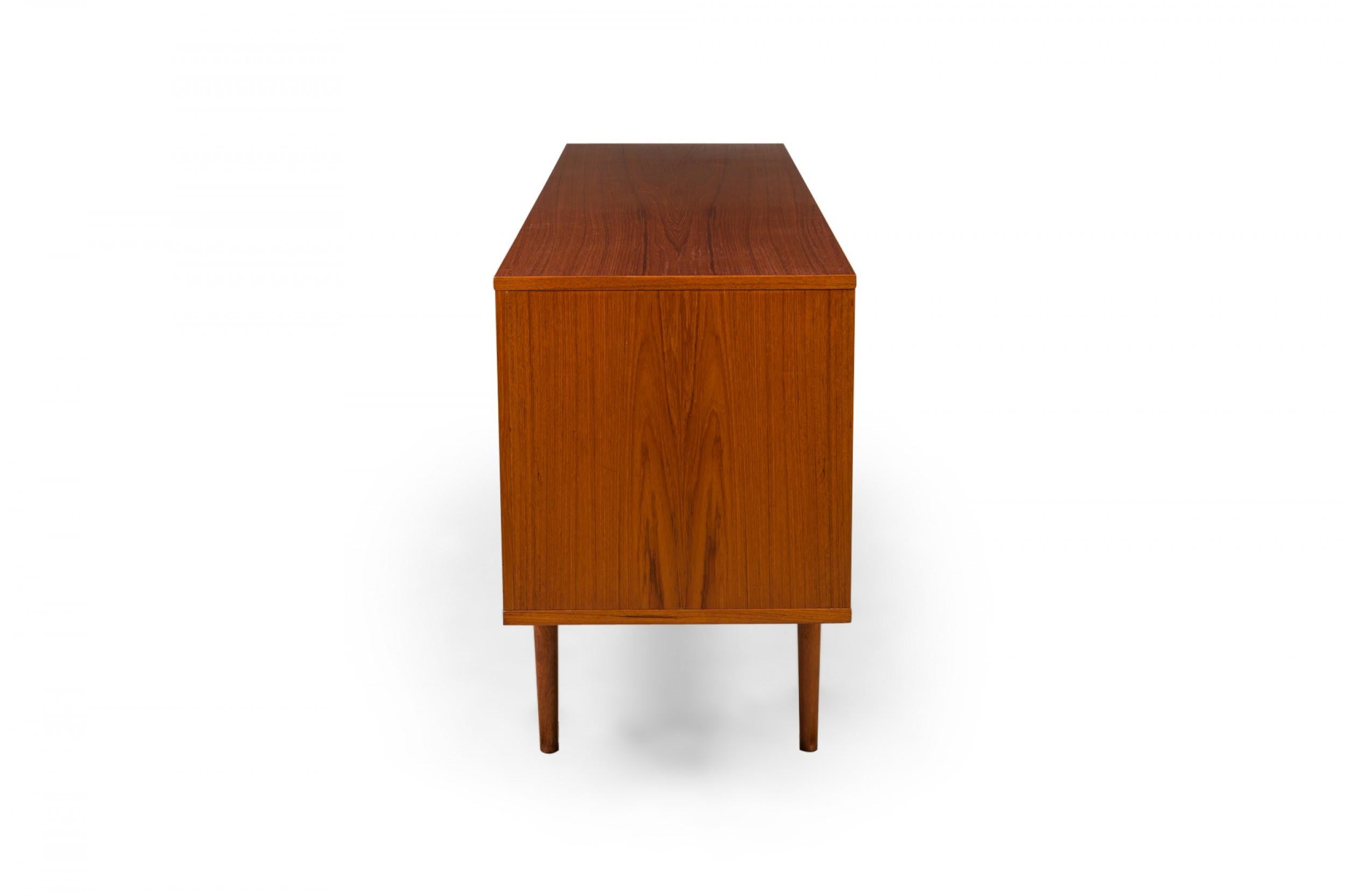 Peters Løvig, mobile server danese di metà secolo con porta a tamburo in legno  / Credenza in vendita 7