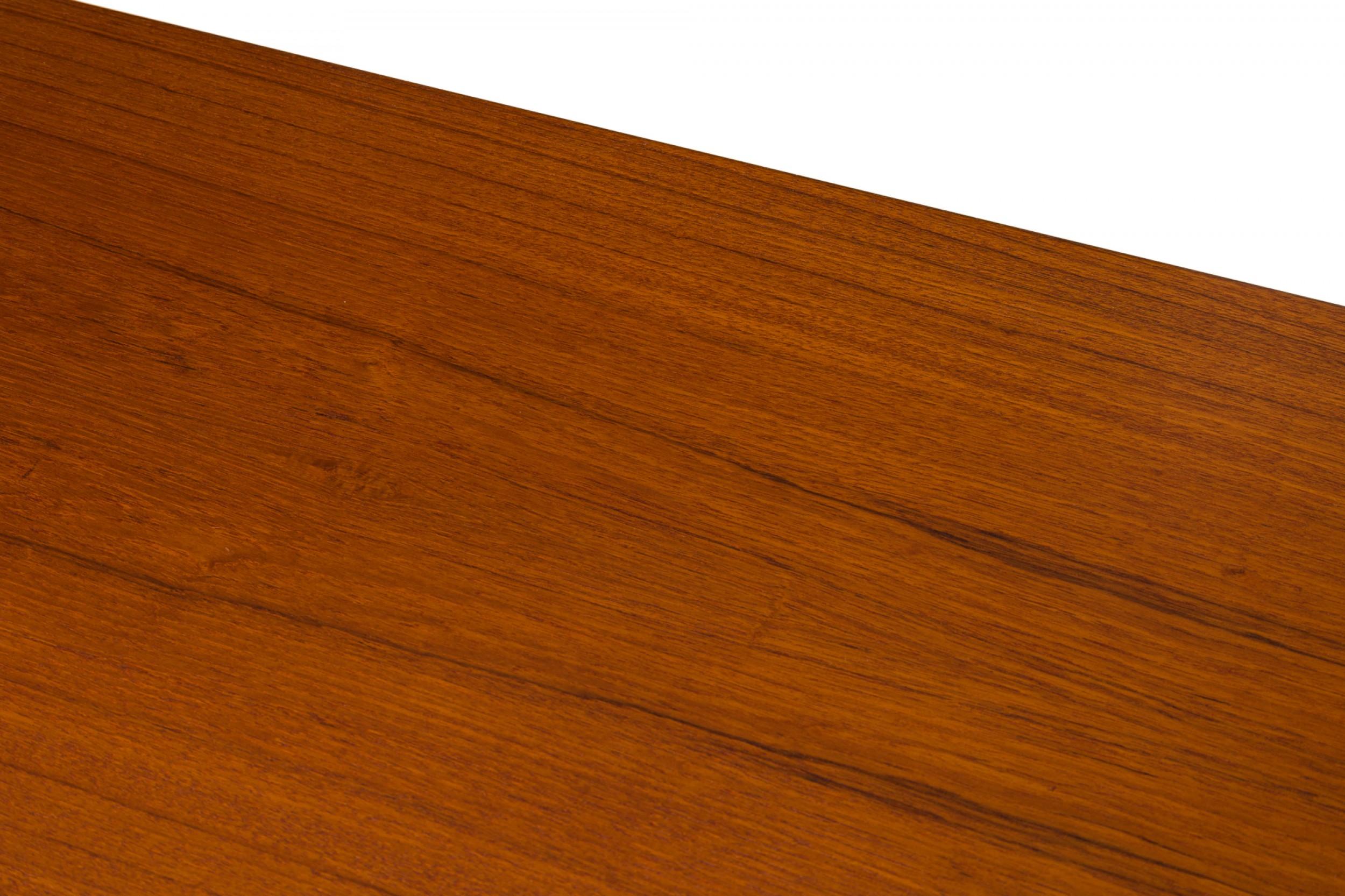 Peters Løvig, mobile server danese di metà secolo con porta a tamburo in legno  / Credenza in vendita 8