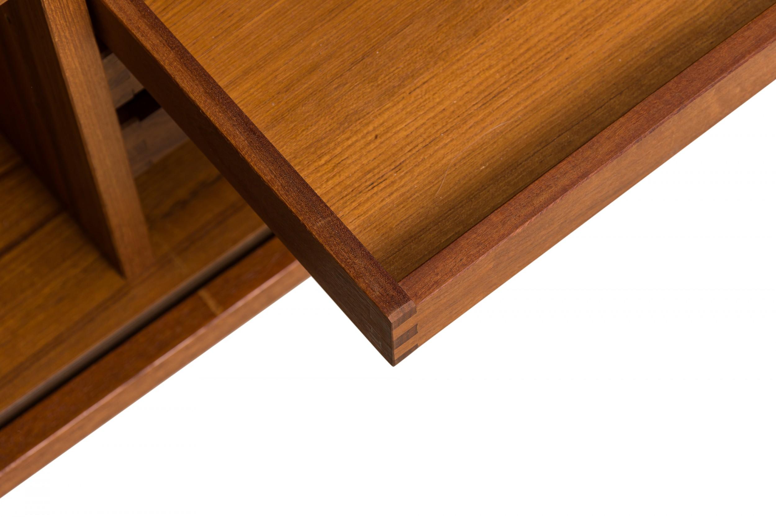 Peters Løvig, mobile server danese di metà secolo con porta a tamburo in legno  / Credenza in vendita 9