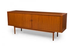 Peters Løvig Armoire serveur danoise du milieu du siècle en bois à portes tambour  / Crédence