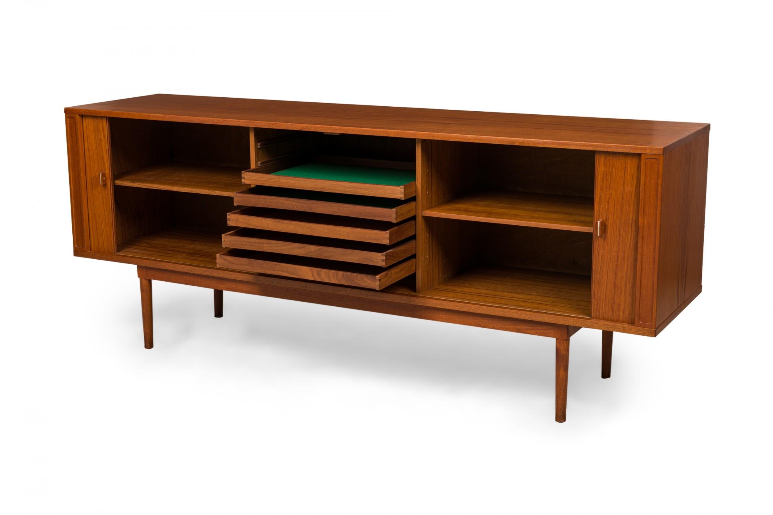 Scandinavo moderno Peters Løvig, mobile server danese di metà secolo con porta a tamburo in legno  / Credenza in vendita