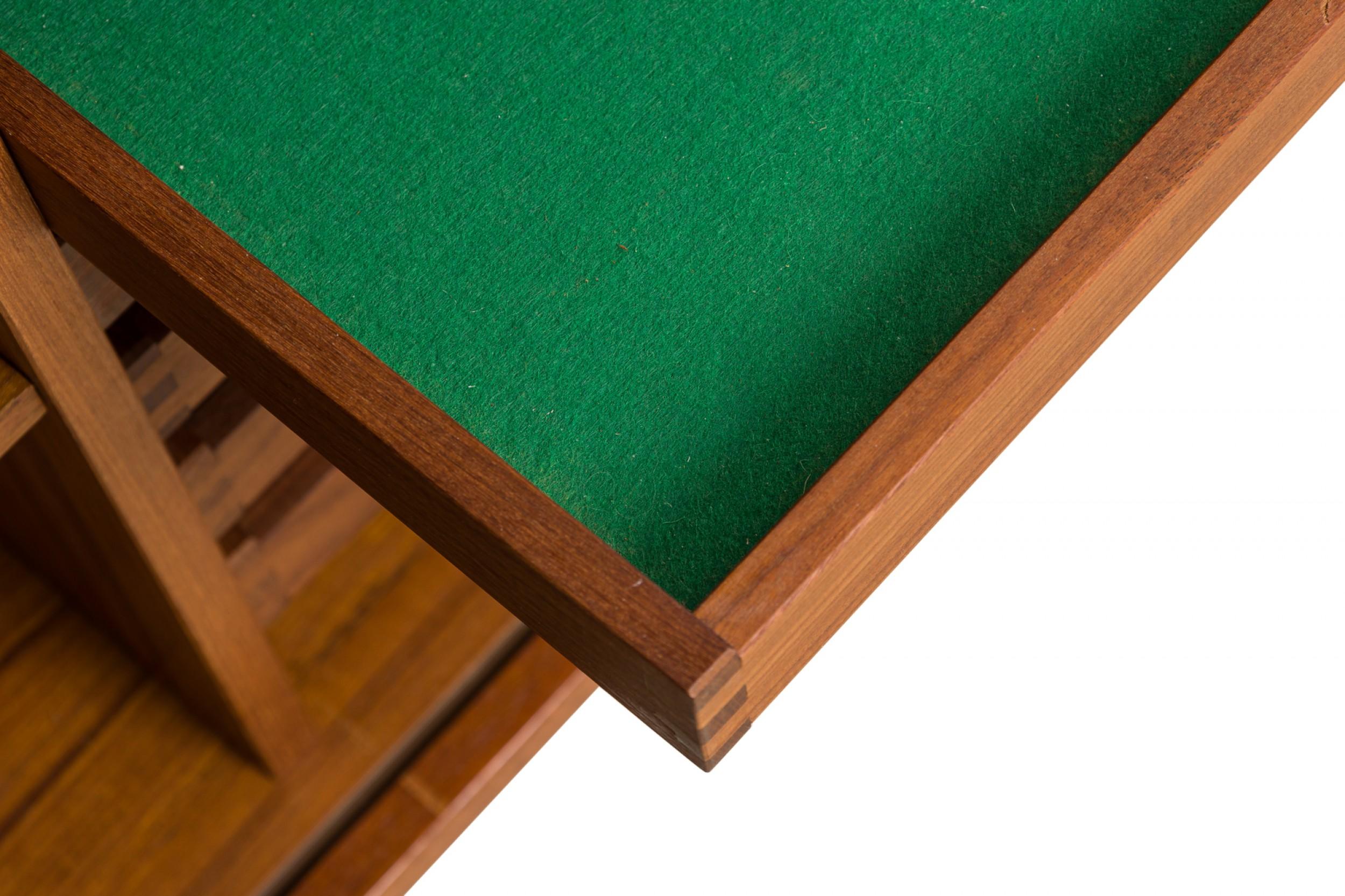 Danese Peters Løvig, mobile server danese di metà secolo con porta a tamburo in legno  / Credenza in vendita