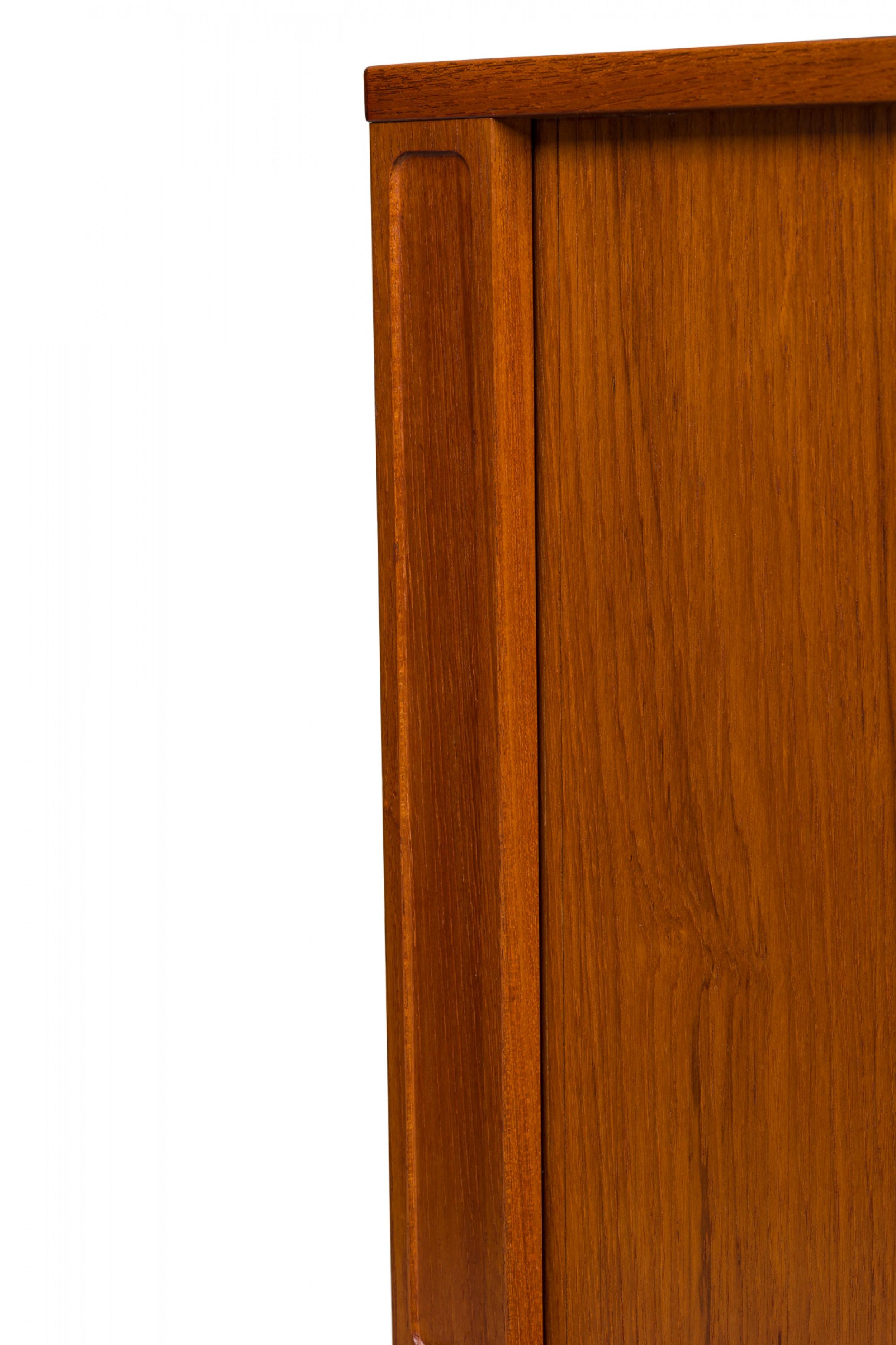 Impiallacciato Peters Løvig, mobile server danese di metà secolo con porta a tamburo in legno  / Credenza in vendita