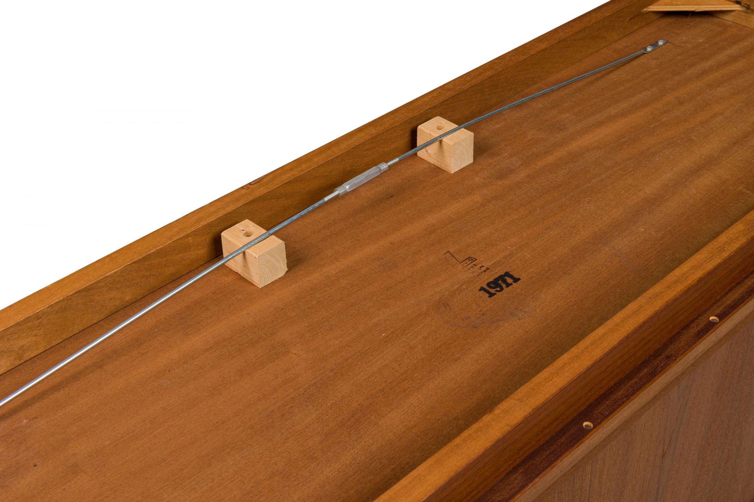 XX secolo Peters Løvig, mobile server danese di metà secolo con porta a tamburo in legno  / Credenza in vendita