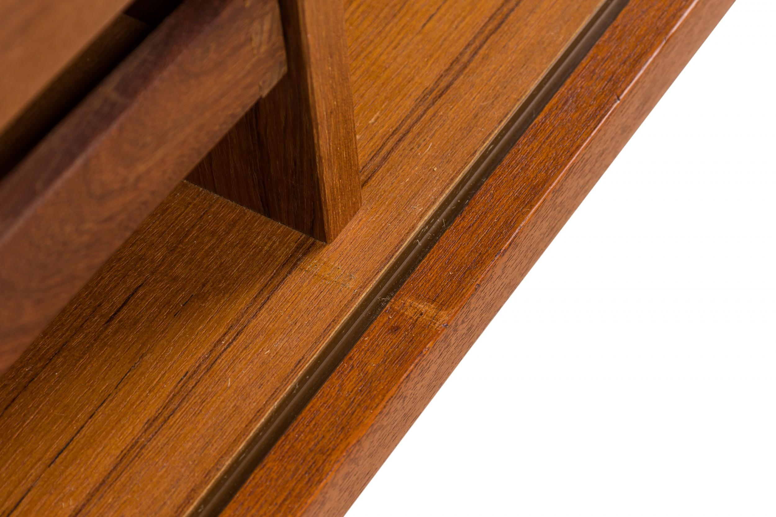 Metallo Peters Løvig, mobile server danese di metà secolo con porta a tamburo in legno  / Credenza in vendita