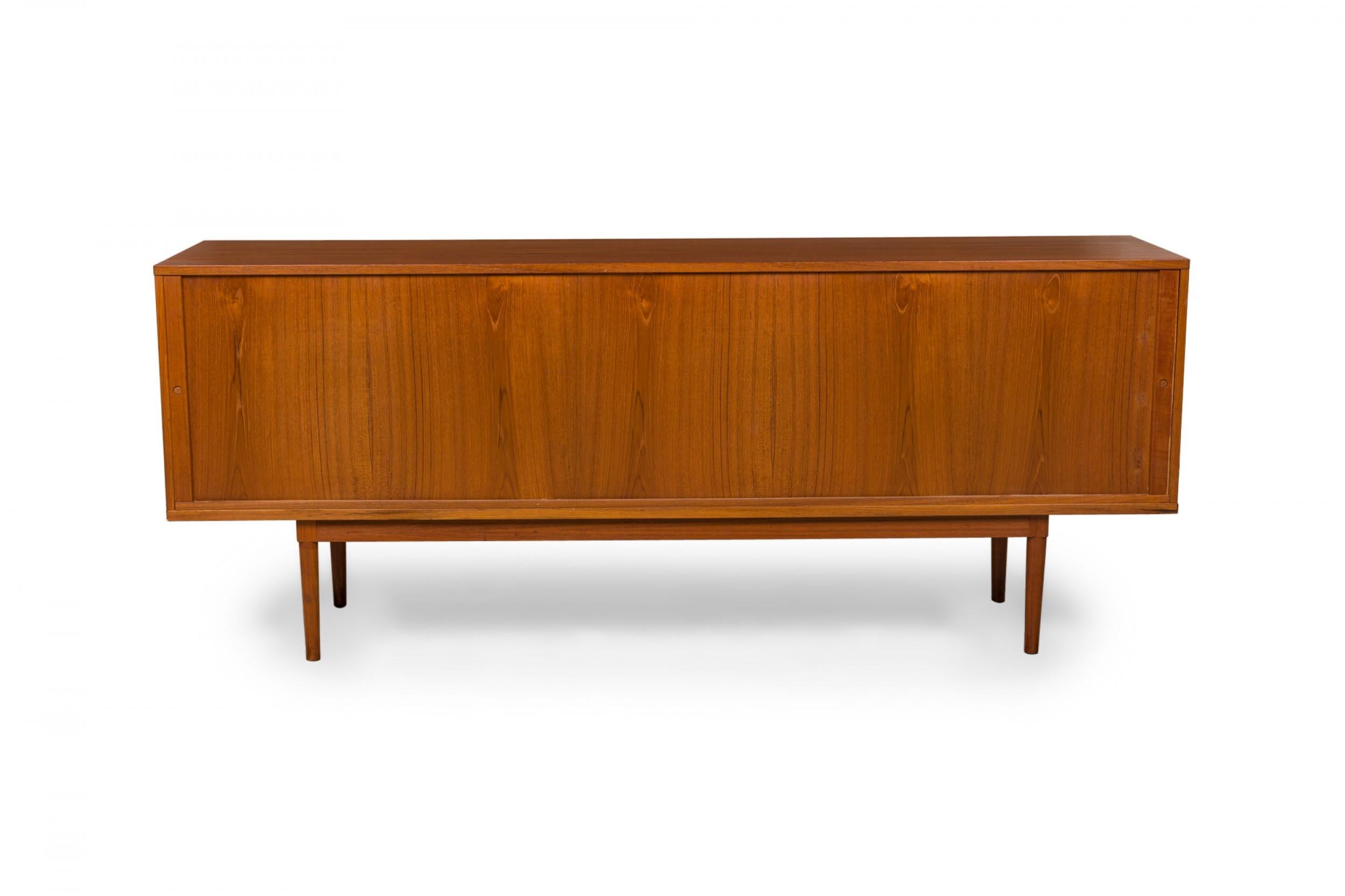 Peters Løvig, mobile server danese di metà secolo con porta a tamburo in legno  / Credenza in vendita 1