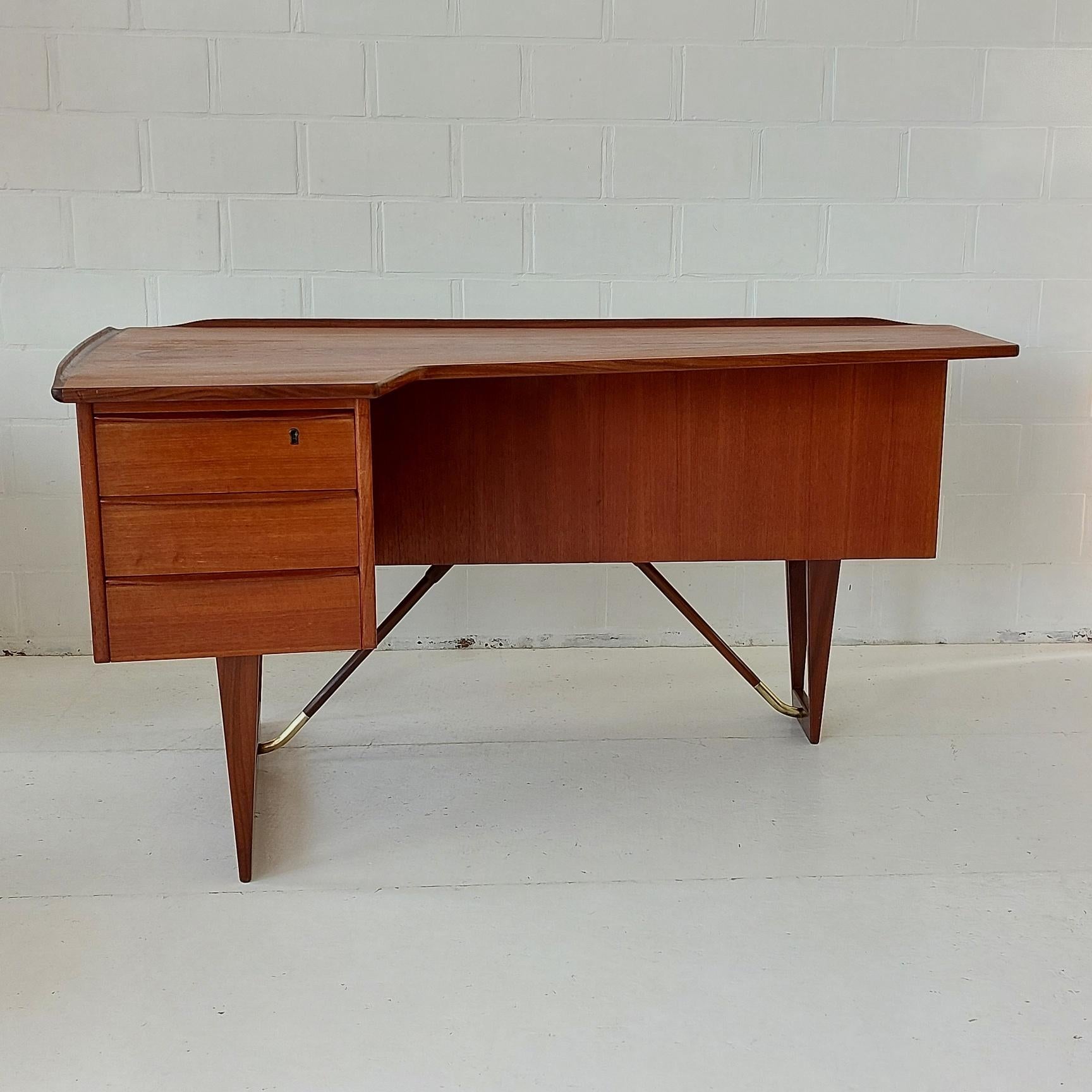 Peter Løvig Nielsen Boomerang Desk + bar 1960s for Lovig Denmark Teak and Brass For Sale 4
