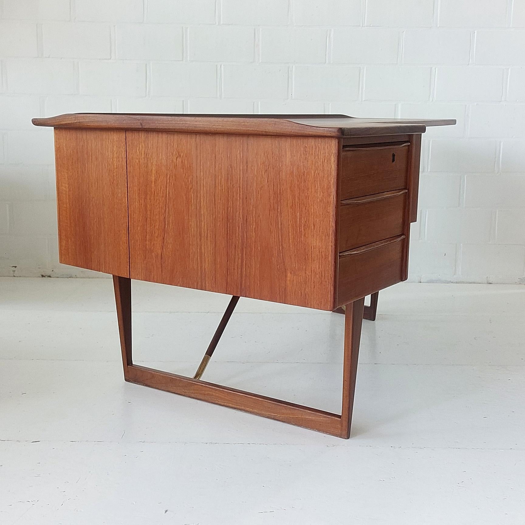 Peter Løvig Nielsen Boomerang Desk + bar 1960s for Lovig Denmark Teak and Brass For Sale 7