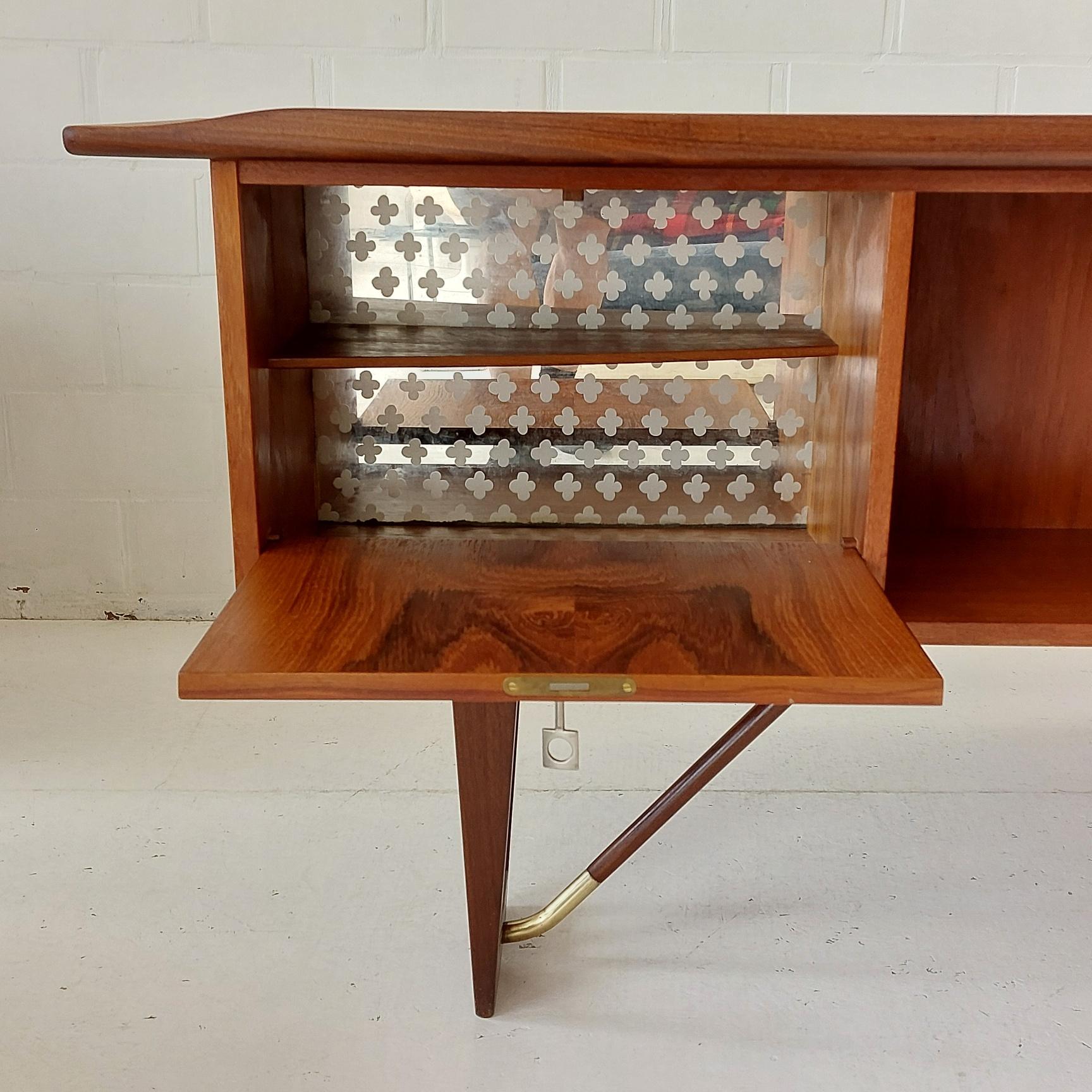 Peter Løvig Nielsen Boomerang Desk + bar 1960s for Lovig Denmark Teak and Brass In Good Condition For Sale In Gistel, BE