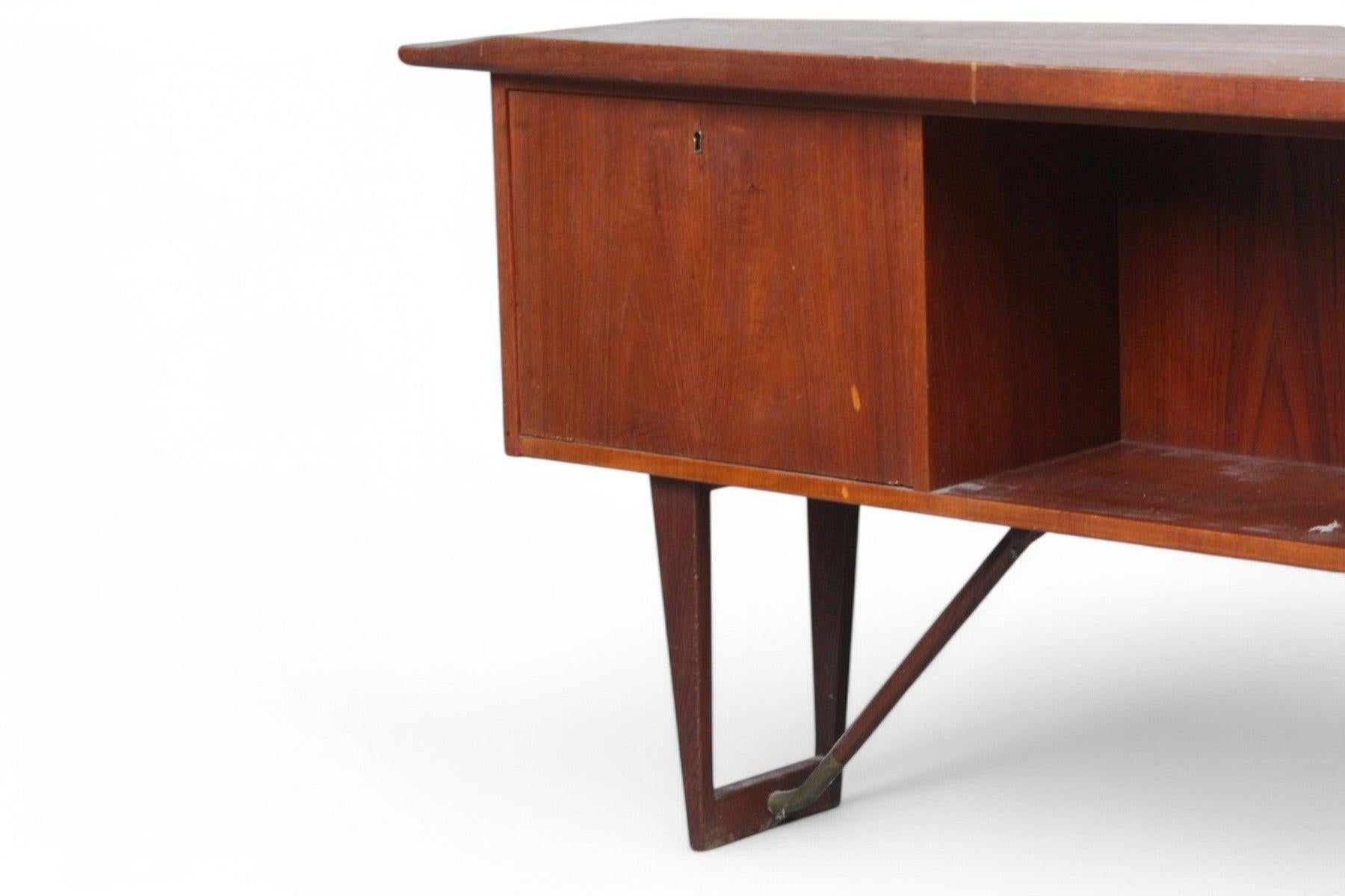 Origin: Denmark
Designer: Peter Løvig Nielsen
Manufacturer: Løvigs Møbelfabrik
Era: 1956s
Materials: Teak
Measurements: 59″ wide x 35″ deep x 28.5″ tall