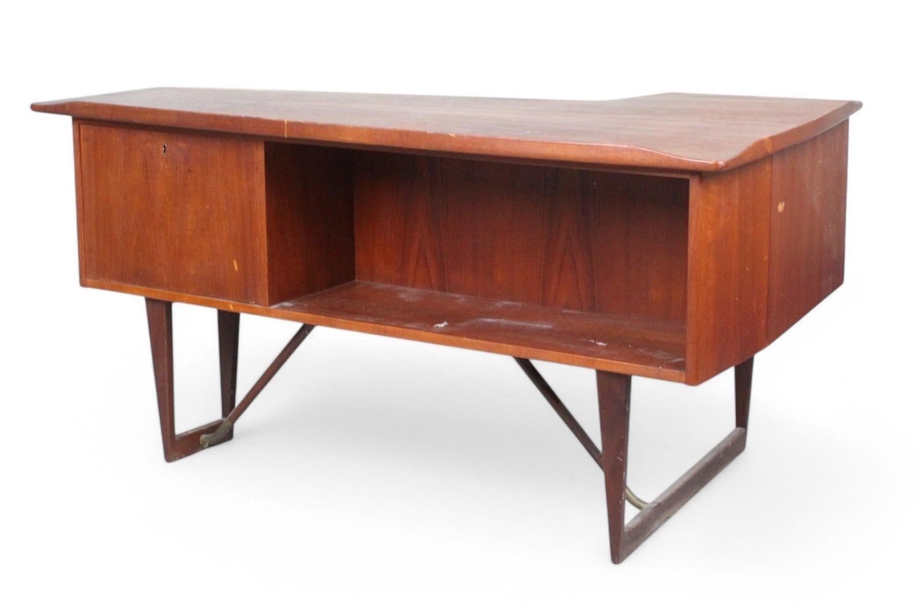 Mid-Century Modern Peter Løvig Nielsen Boomerang Desk in Teak With Bar For Sale