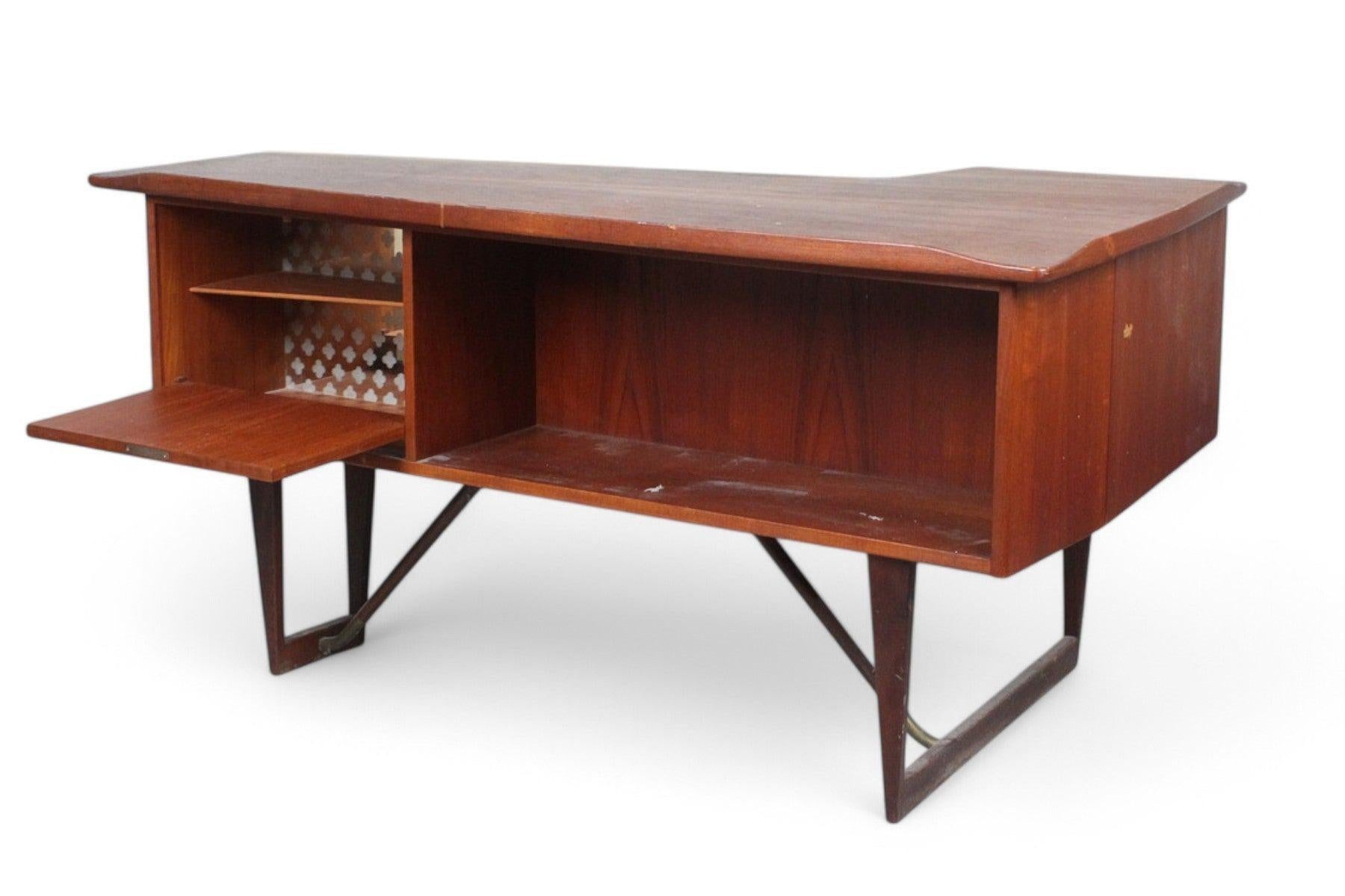 Danish Peter Løvig Nielsen Boomerang Desk in Teak With Bar For Sale