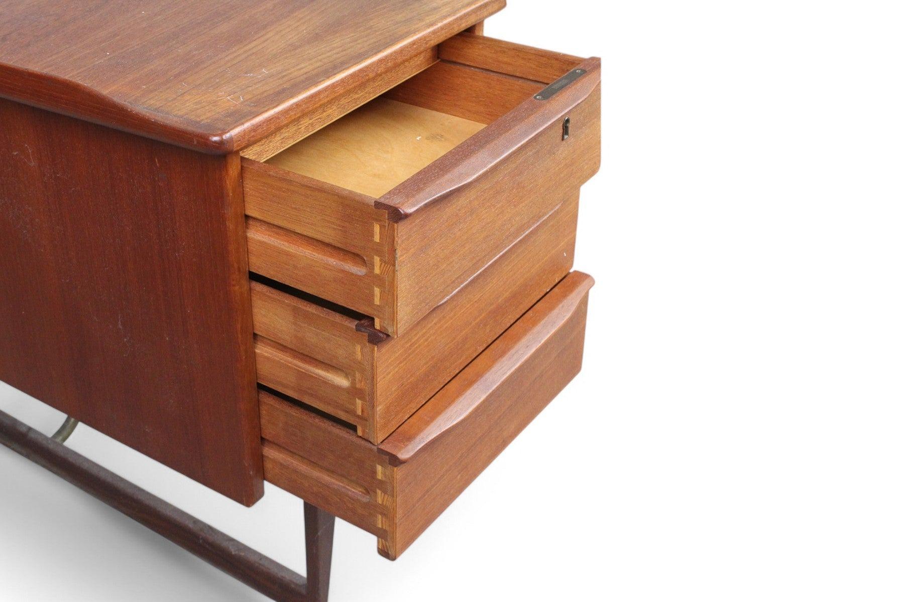 Peter Løvig Nielsen Boomerang Desk in Teak With Bar In Good Condition For Sale In Berkeley, CA