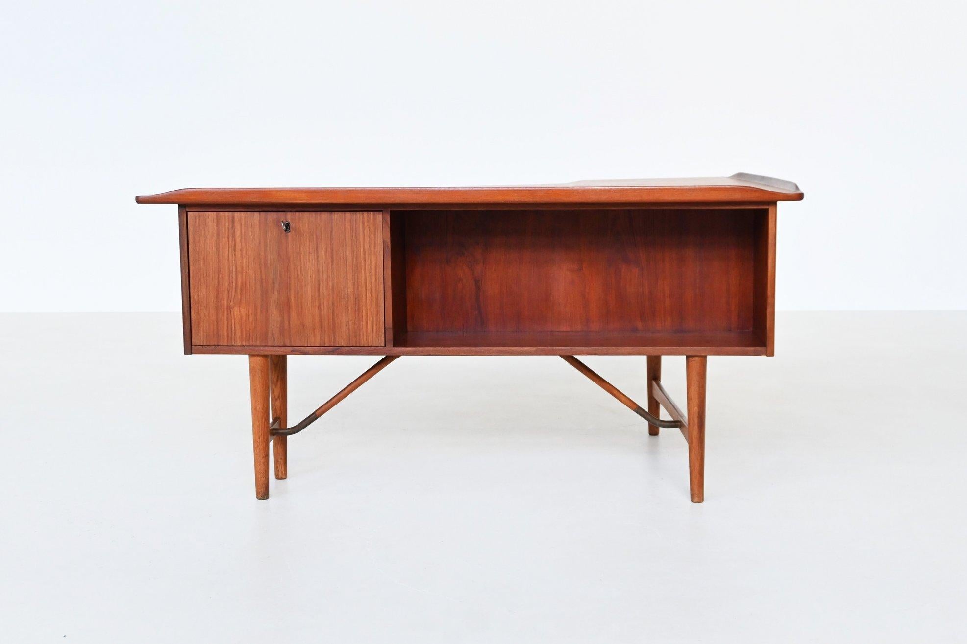 Scandinavian Modern Peter Løvig Nielsen boomerang writing desk in teak Løvig Denmark 1960 For Sale