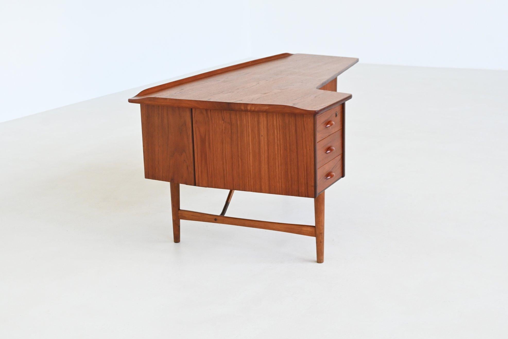 Peter Løvig Nielsen boomerang writing desk in teak Løvig Denmark 1960 In Good Condition For Sale In Etten-Leur, NL