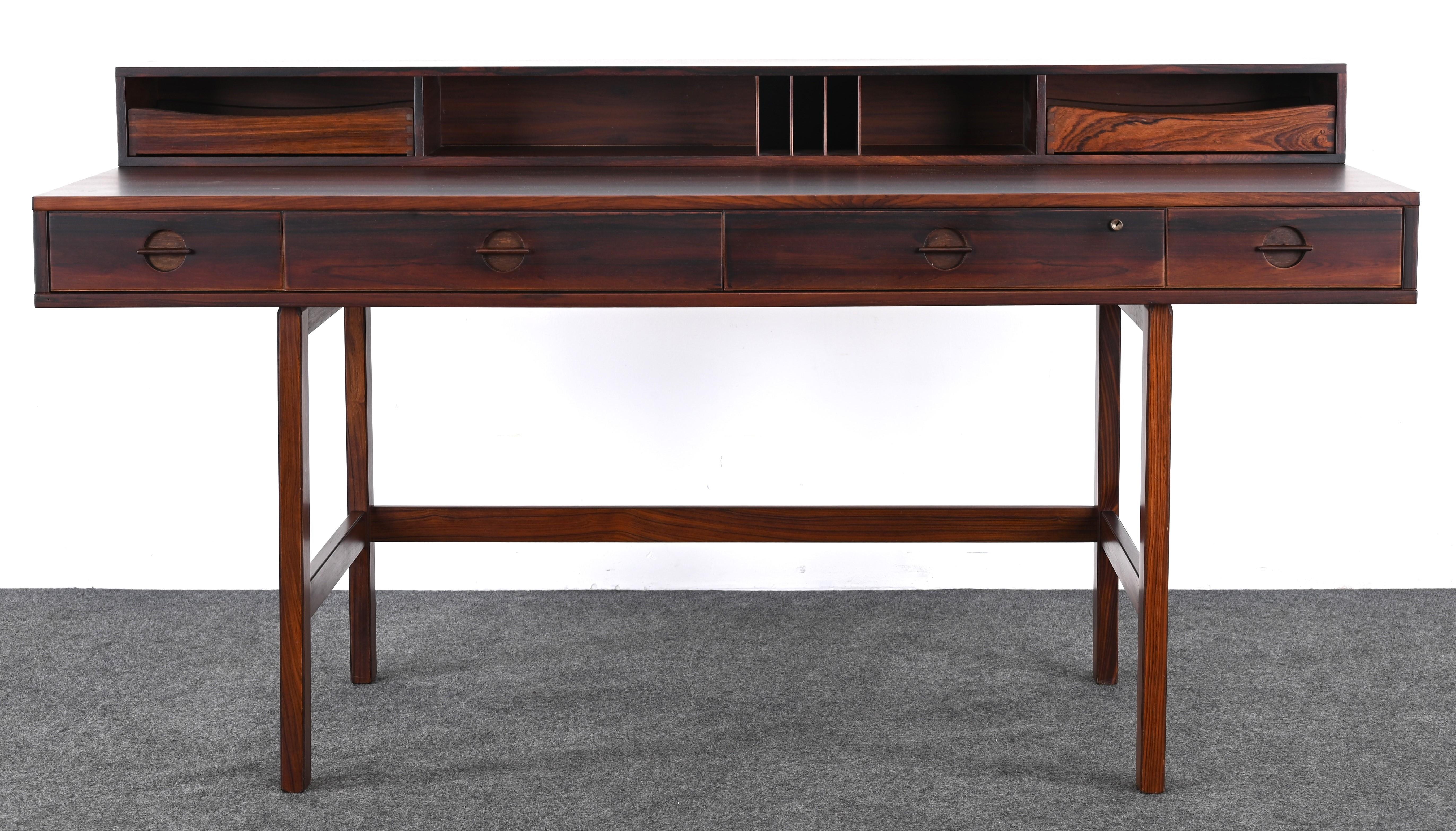 Un bellissimo Flip Top Desk in palissandro disegnato da Peter Nielsen. Questa eccezionale scrivania è stata restaurata con una finitura a bassa lucentezza. Solo la superficie superiore della scrivania è stata toccata. Il resto della scrivania è