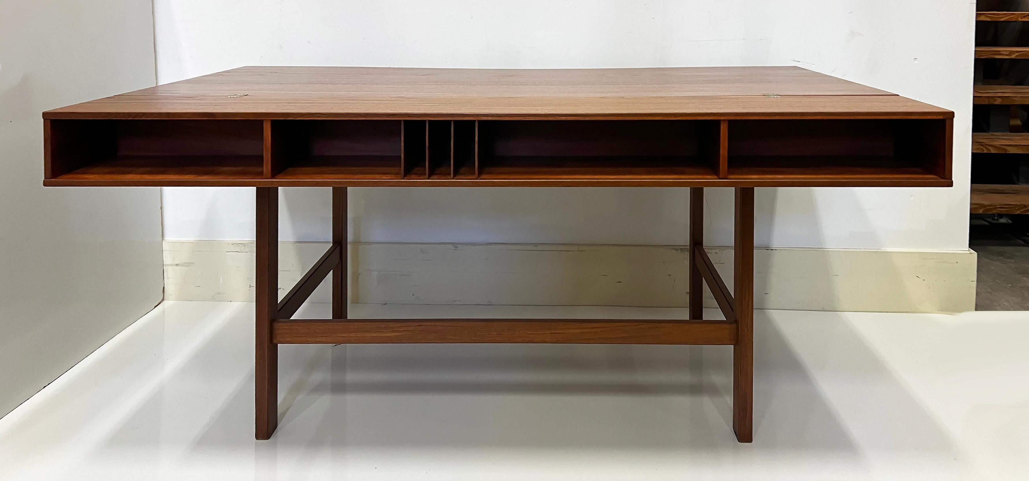 Peter Løvig Nielsen Flip-top Teak Desk di Laurits M. Larsen, Jens Quistgaard 4