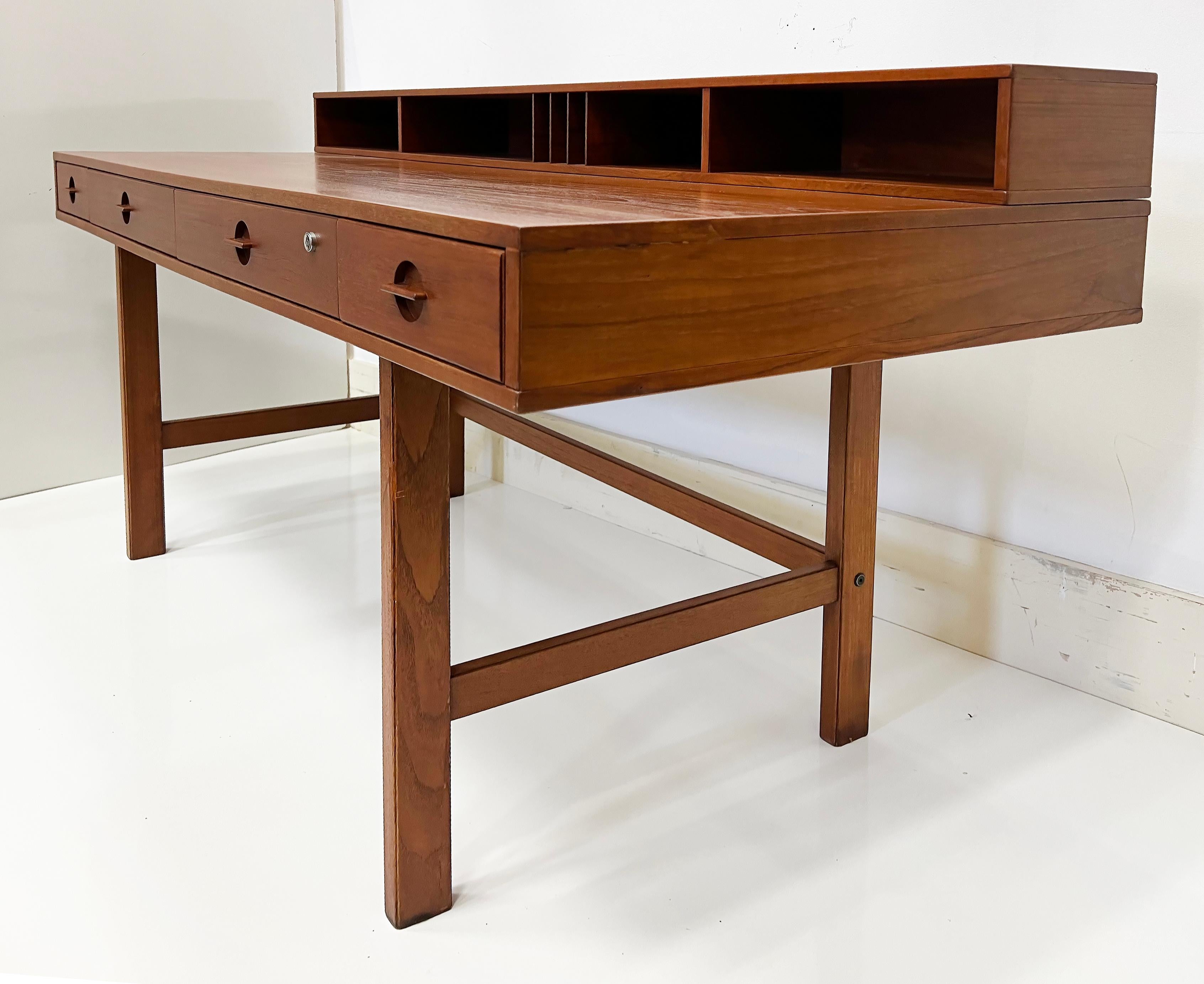 Scandinavo moderno Peter Løvig Nielsen Flip-top Teak Desk di Laurits M. Larsen, Jens Quistgaard