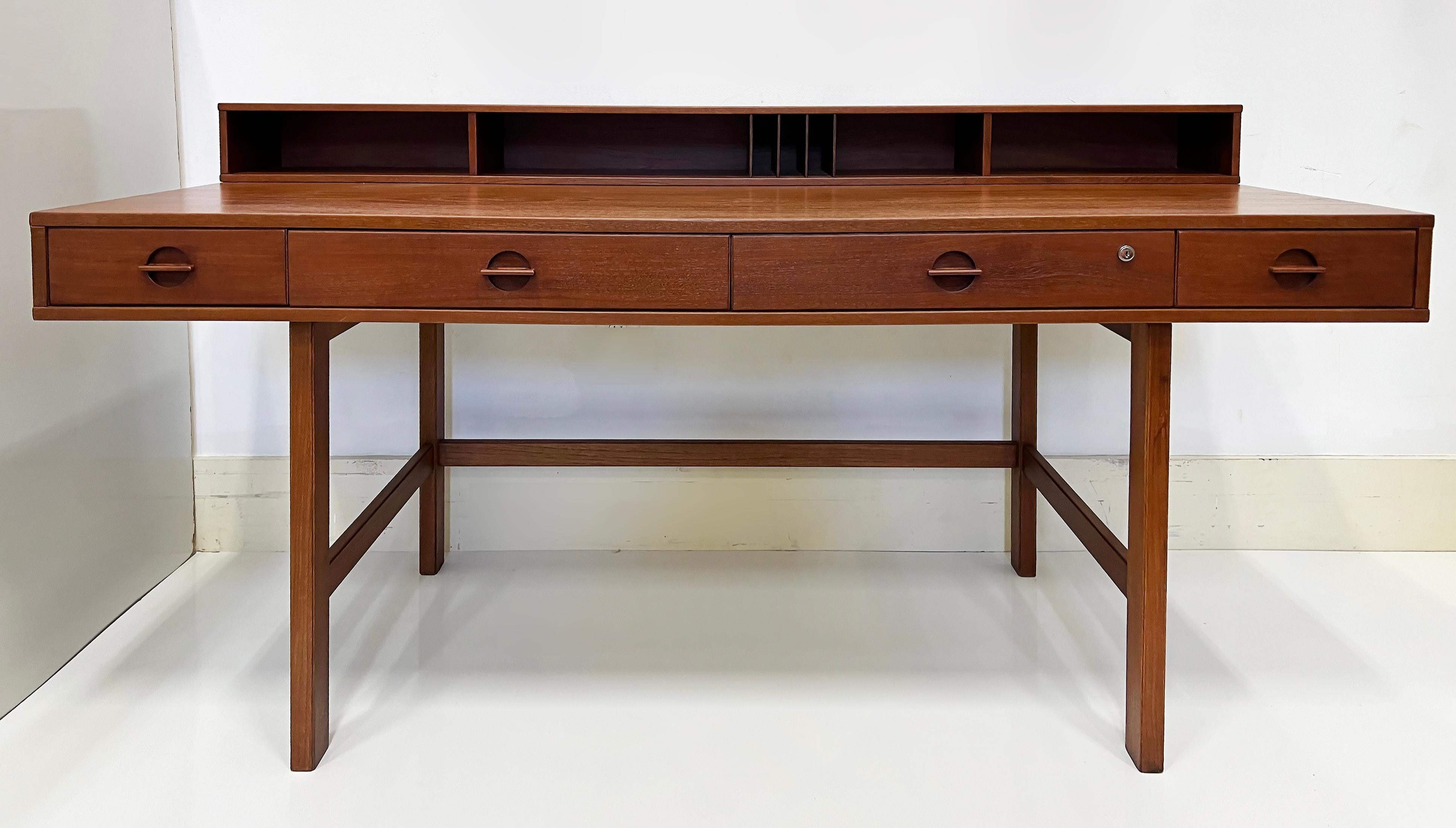 Peter Løvig Nielsen Flip-top Teak Desk di Laurits M. Larsen, Jens Quistgaard In condizioni buone a Miami, FL