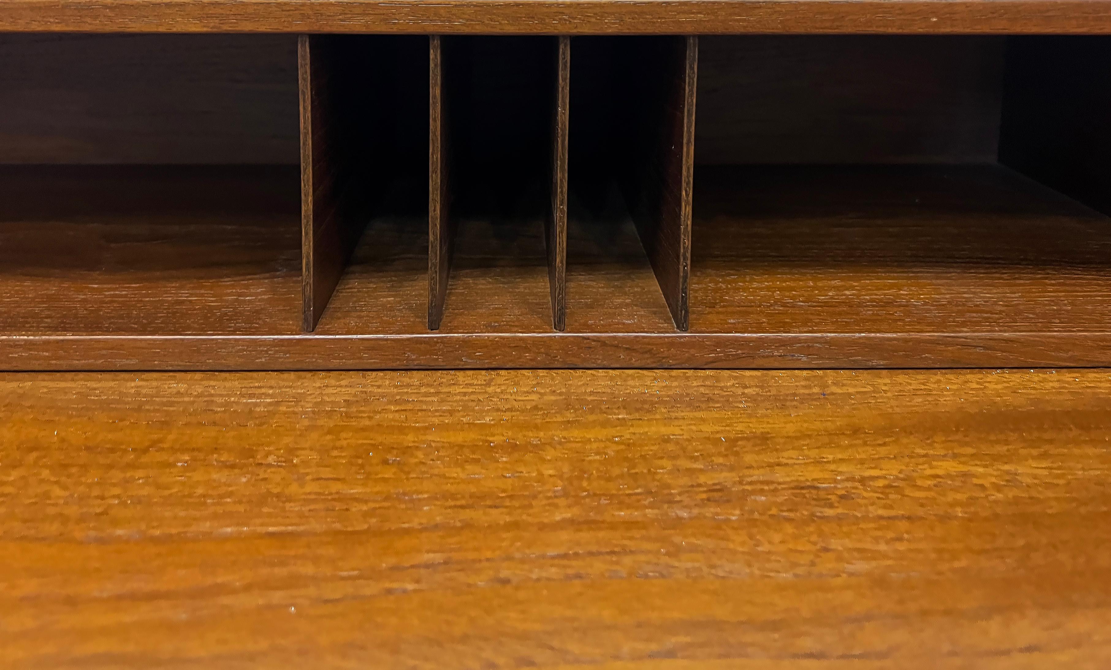 Peter Løvig Nielsen Flip-top Teak Desk di Laurits M. Larsen, Jens Quistgaard 1