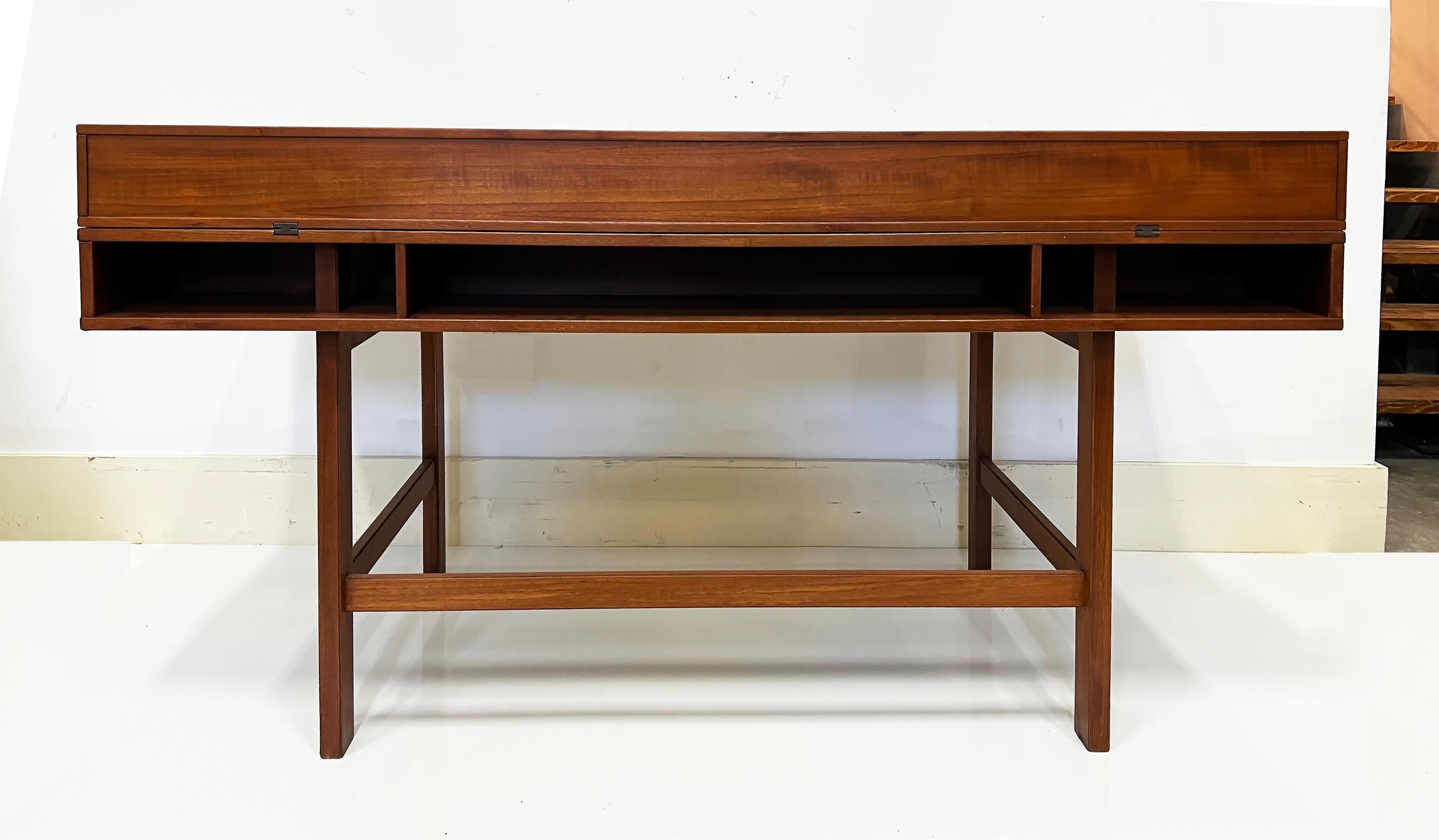 Peter Løvig Nielsen Flip-top Teak Desk di Laurits M. Larsen, Jens Quistgaard 2