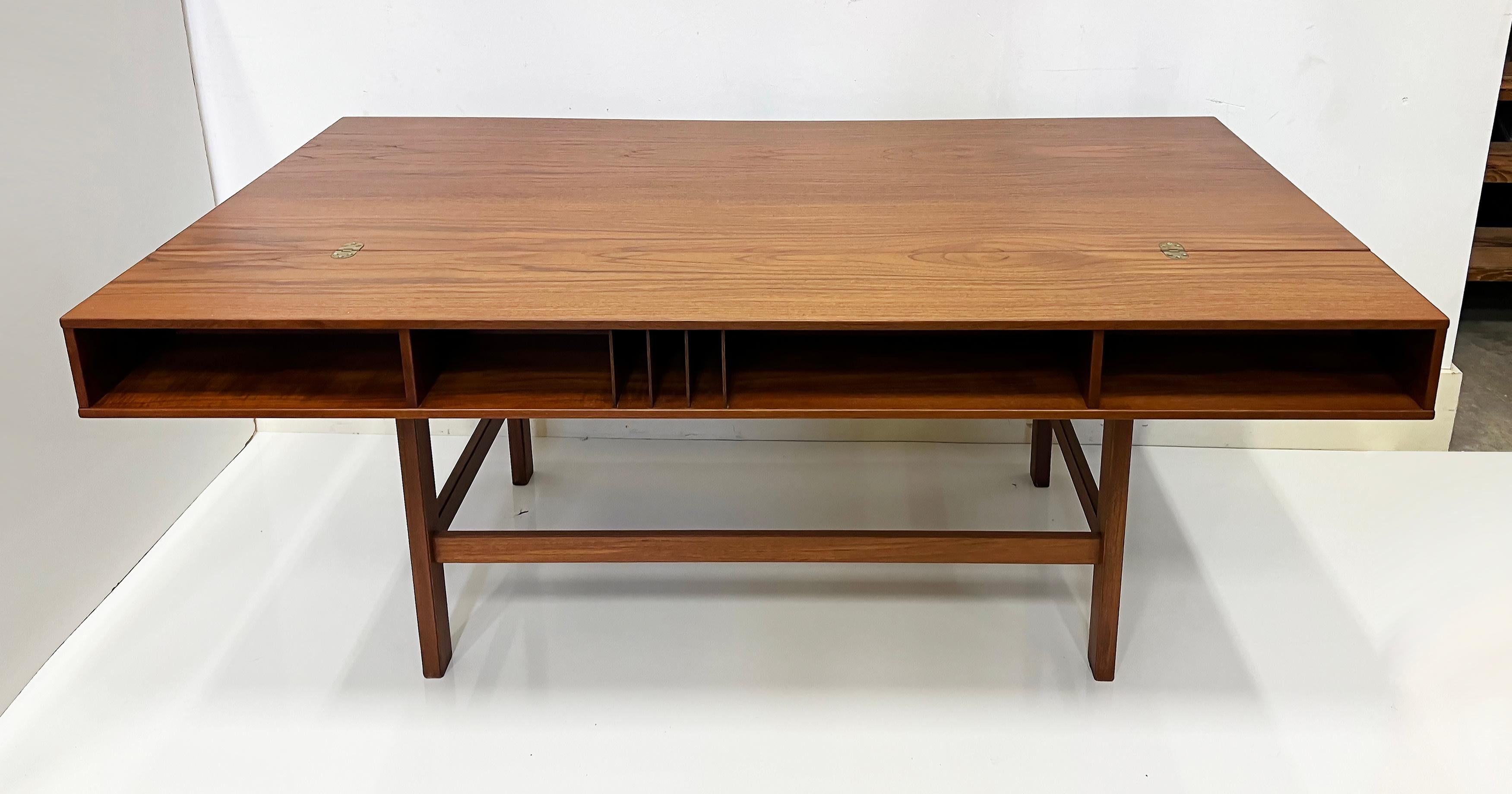 Peter Løvig Nielsen Flip-top Teak Desk di Laurits M. Larsen, Jens Quistgaard 3
