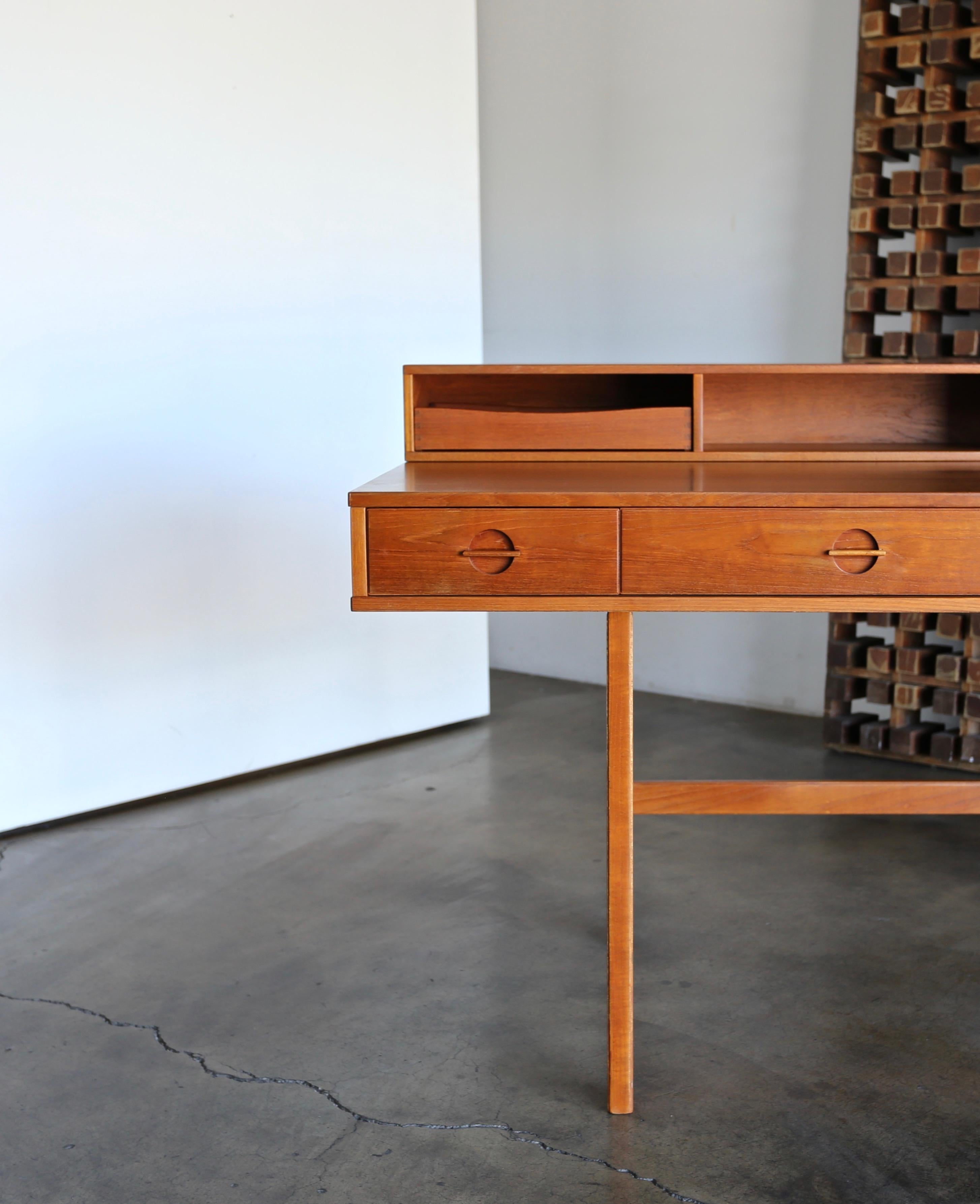 Peter Løvig Nielsen Flip Top Teak Desk, circa 1960 In Good Condition In San Juan Capistrano, CA