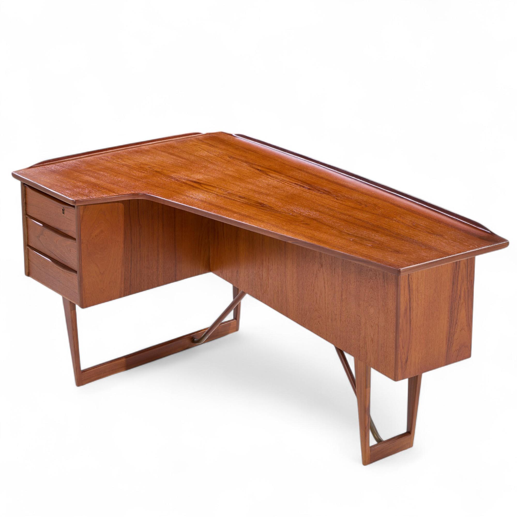 Peter Løvig Nielsen for Hedensted Møbelfabrik MCM Danish Teak Boomerang Desk For Sale 8