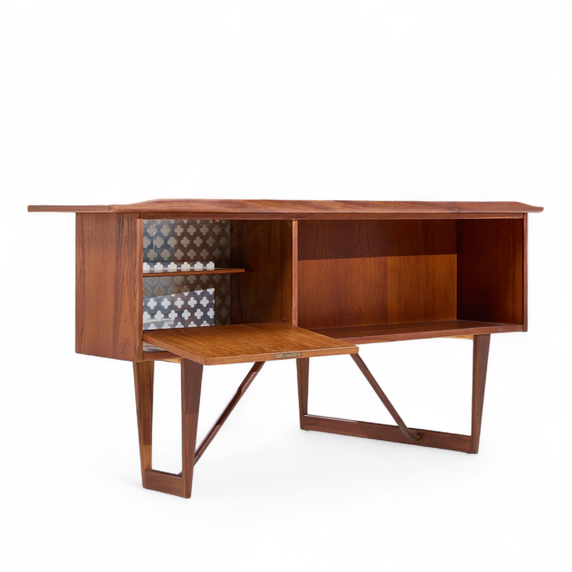 Peter Løvig Nielsen for Hedensted Møbelfabrik MCM Danish Teak Boomerang Desk For Sale 7